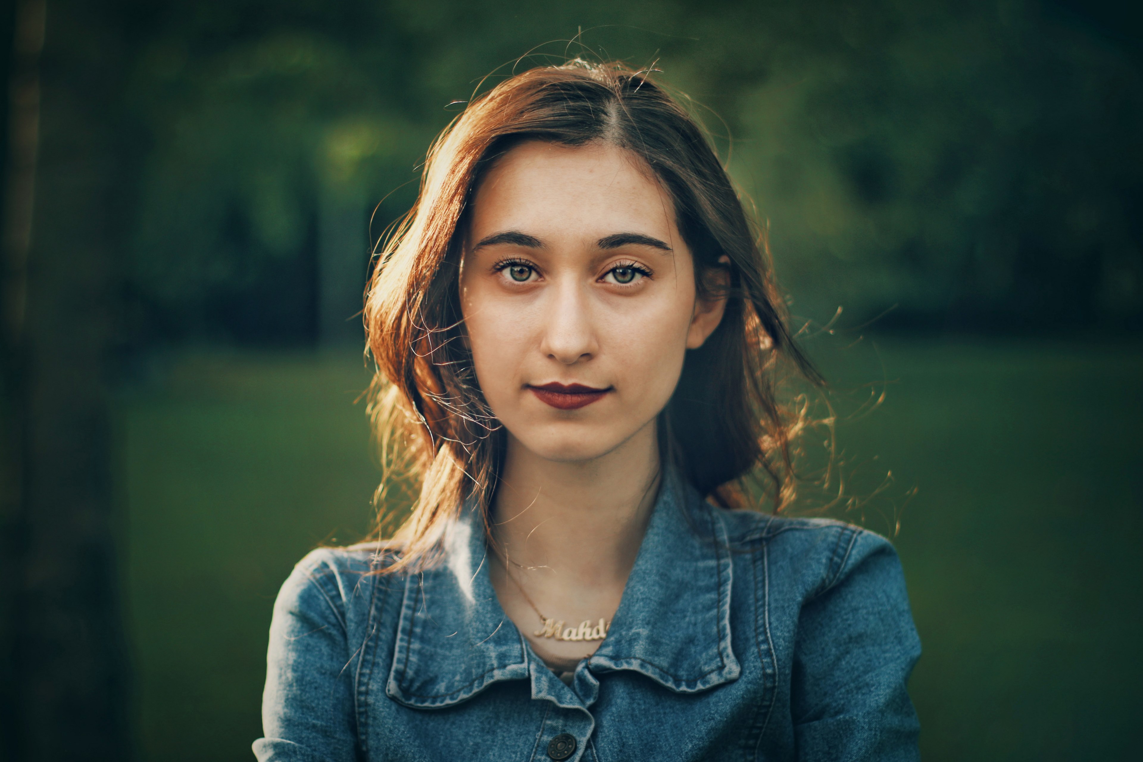 woman in denim with a subtle smile, subtle smile 4k, HD Wallpaper