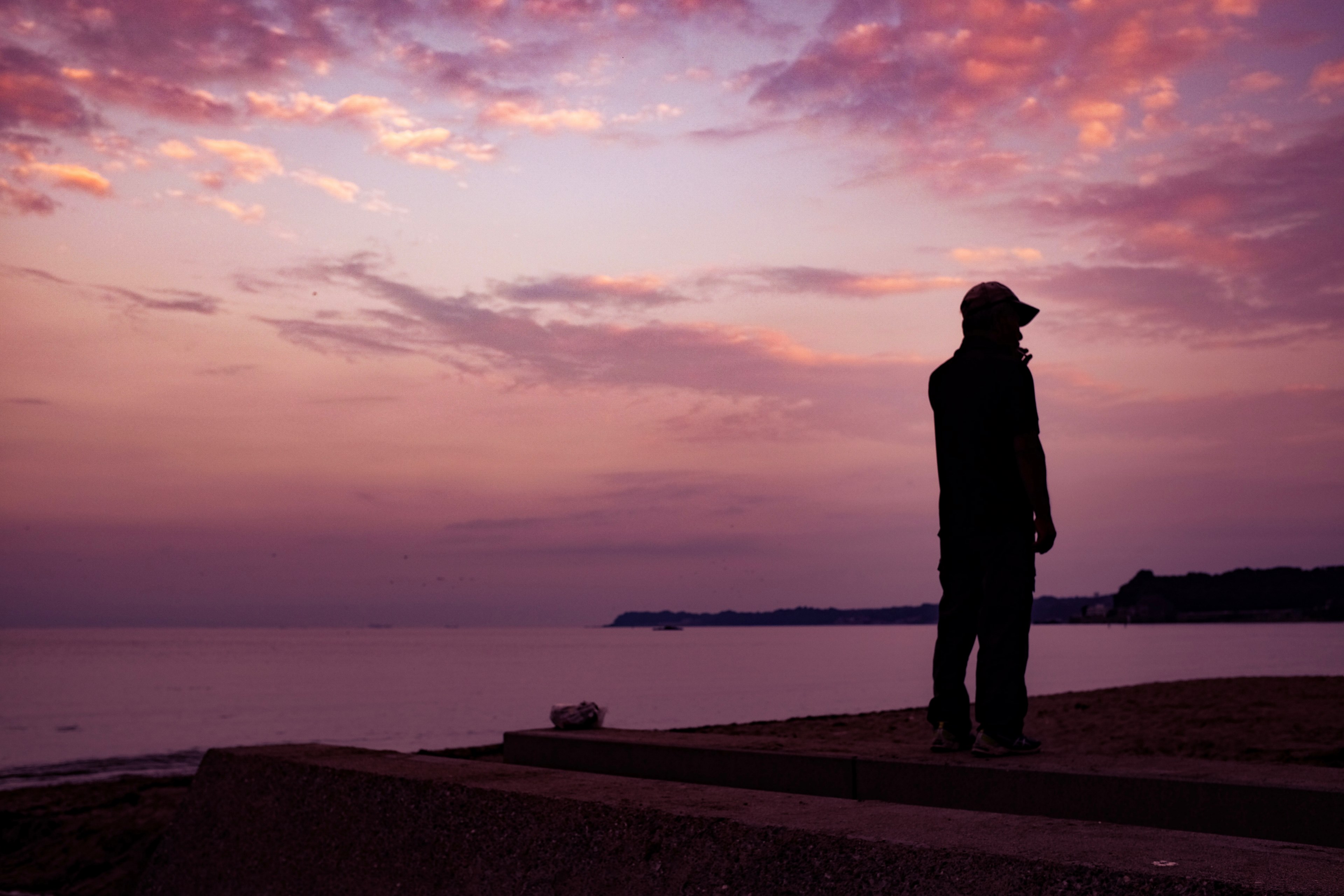 old man deep in thought looking over the ocean 4k, HD Wallpaper