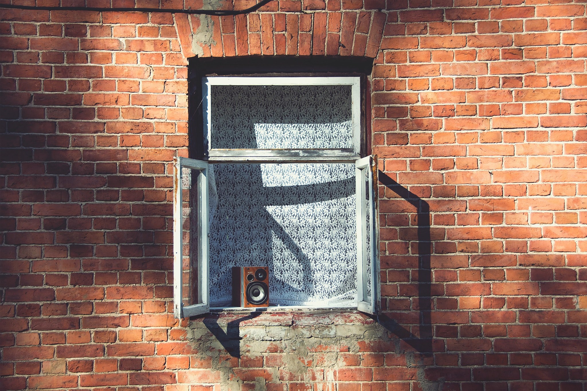 brick wall with a square window in the center with white curtains wooden frames and an antique speaker on the windowsill, windowsill speaker 4k, HD Wallpaper