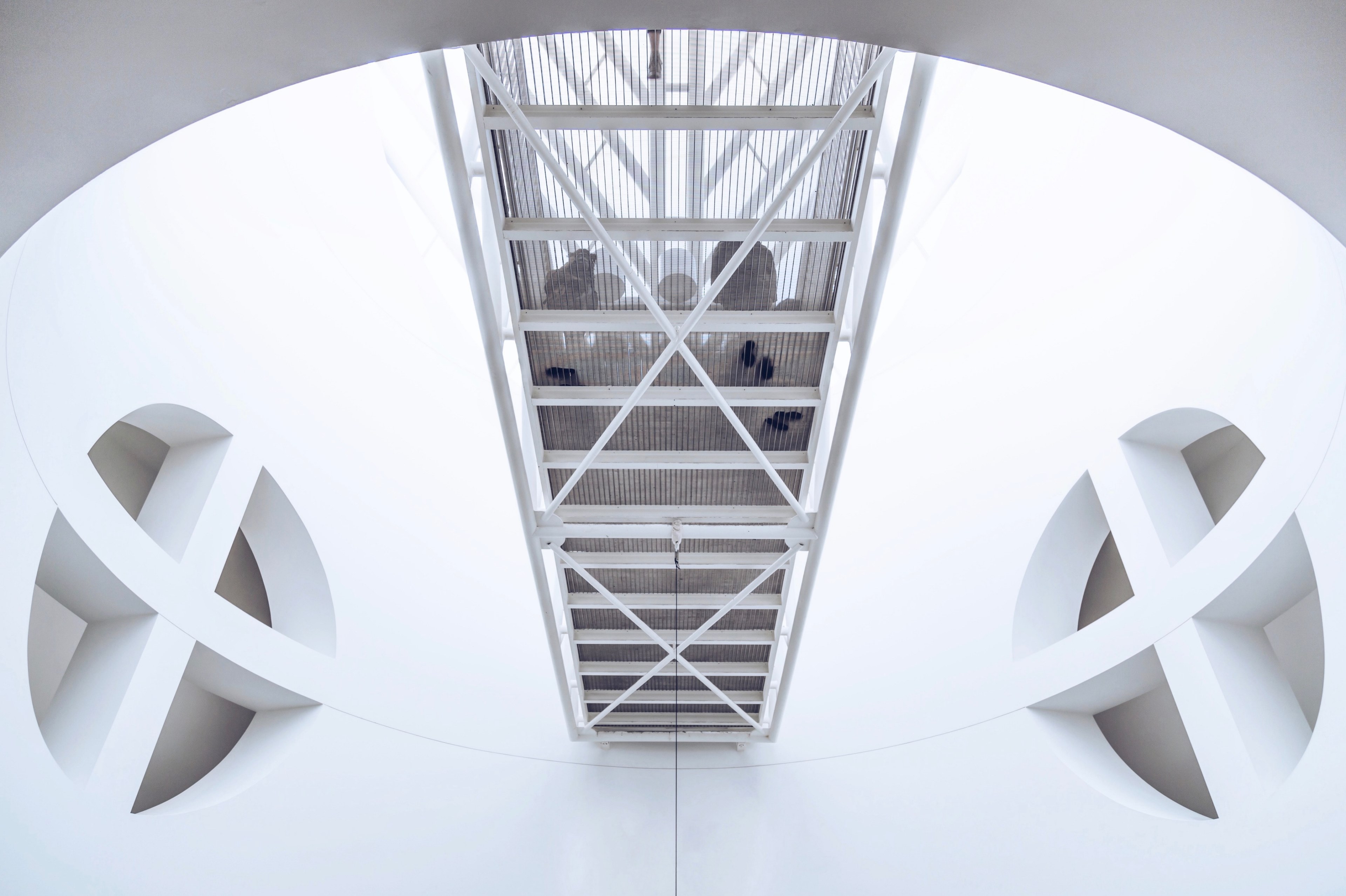interior of san francisco museum of modern art architecture in circular white room with walkway, white walkway 4k, HD Wallpaper