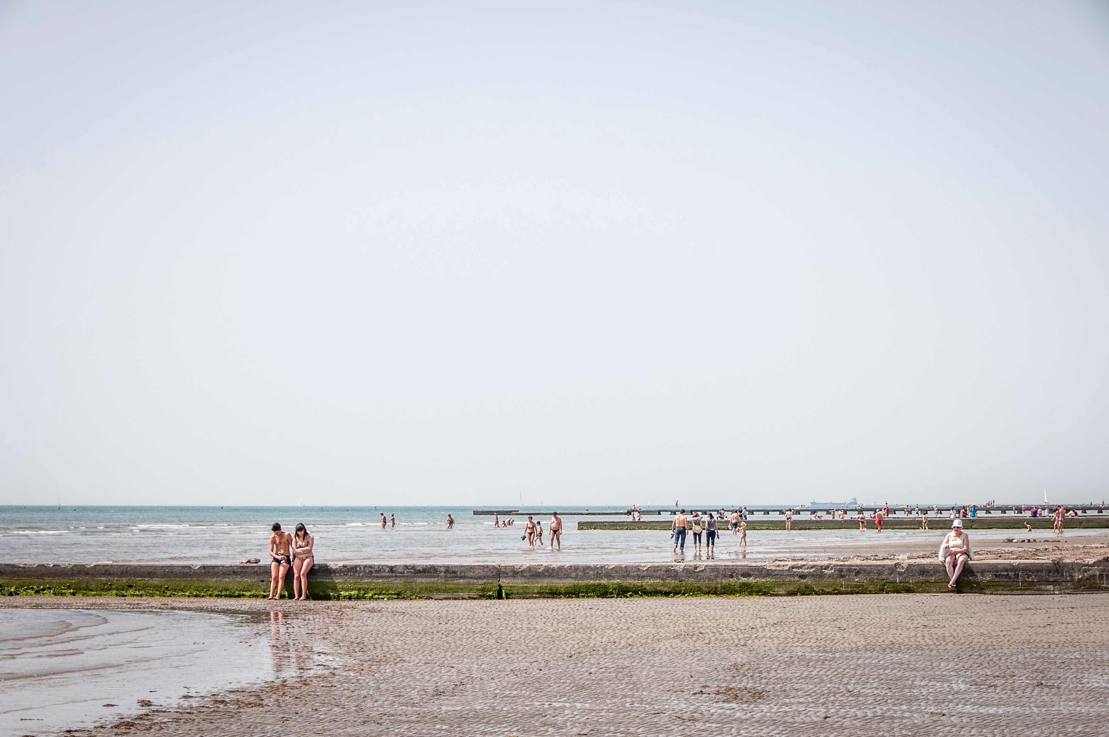 happy people and couple enjoying time on beach in grado italy, vacation on grado beach 4k, HD Wallpaper