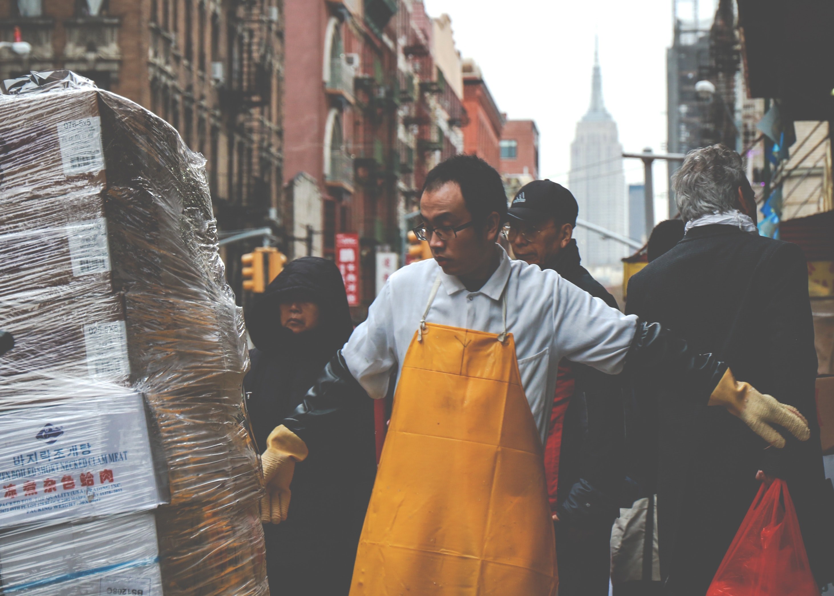 a man in a yellow apron receiving a delivery to his stall, loadingunloading 4k, HD Wallpaper