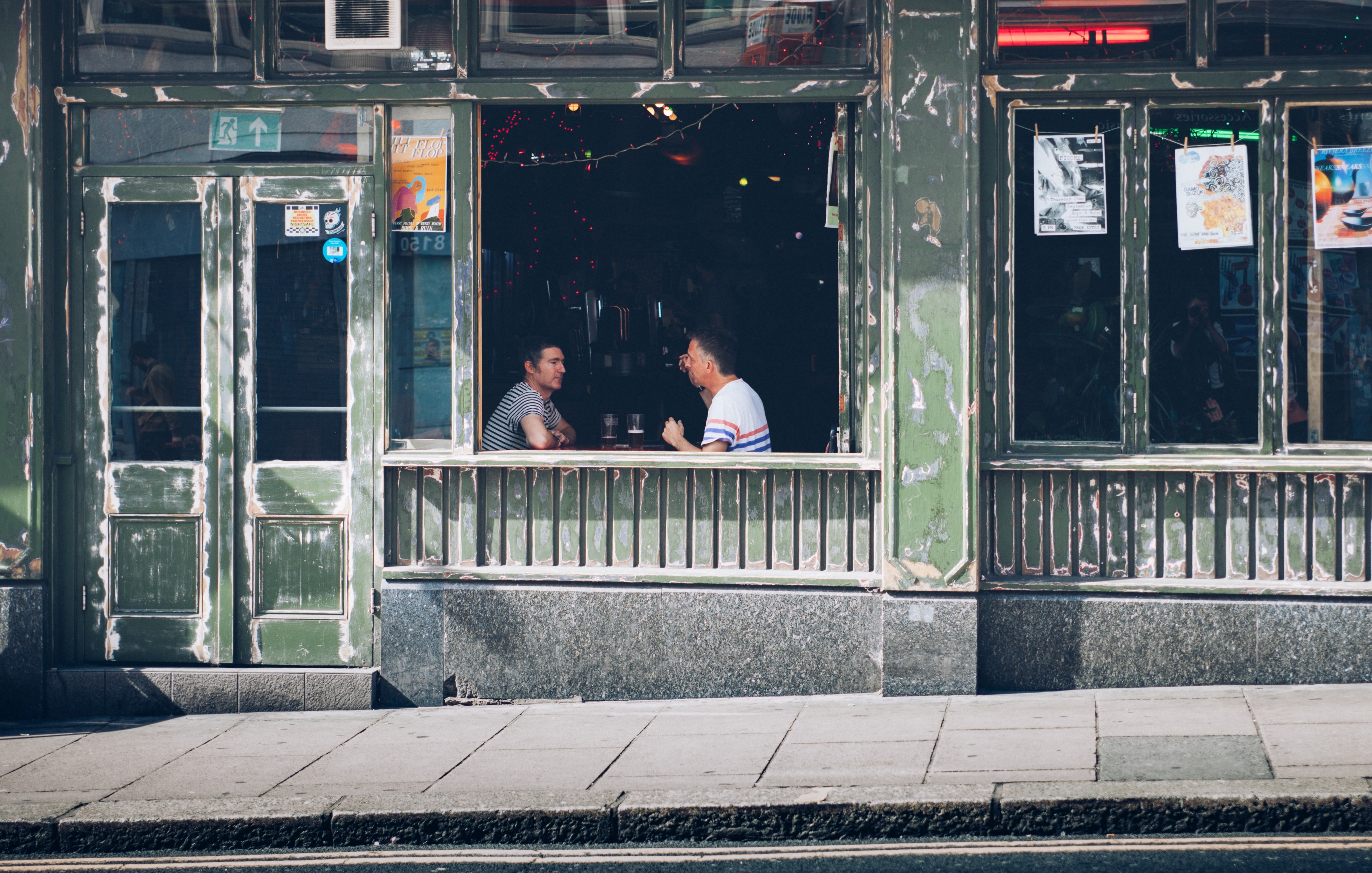 two men talking over beer in a pub in brighton, chatting over beer 4k, HD Wallpaper