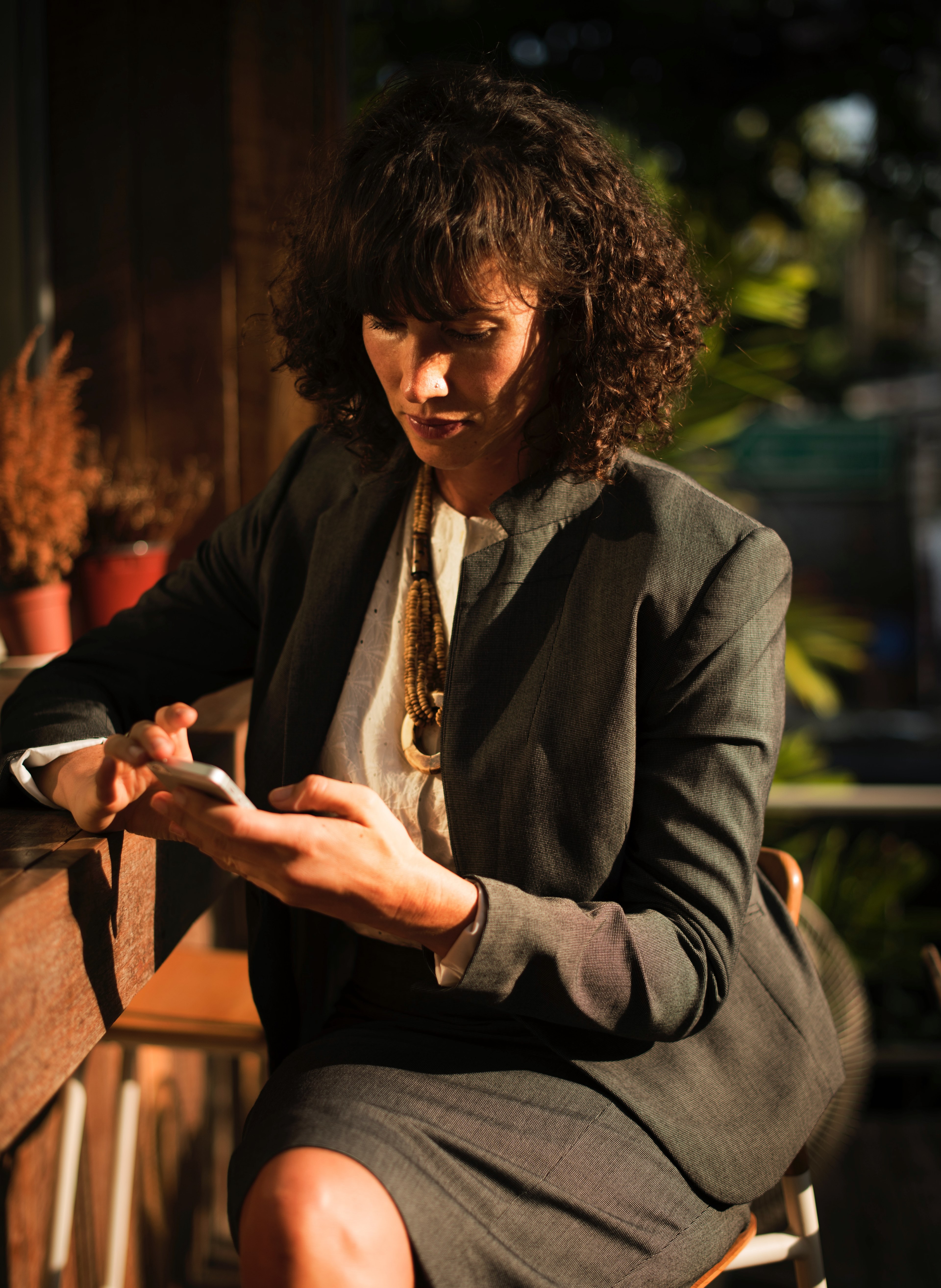 a businesswoman using her smartphone while sitting on a bar stool, businesswoman with a phone 4k, Phone HD Wallpaper