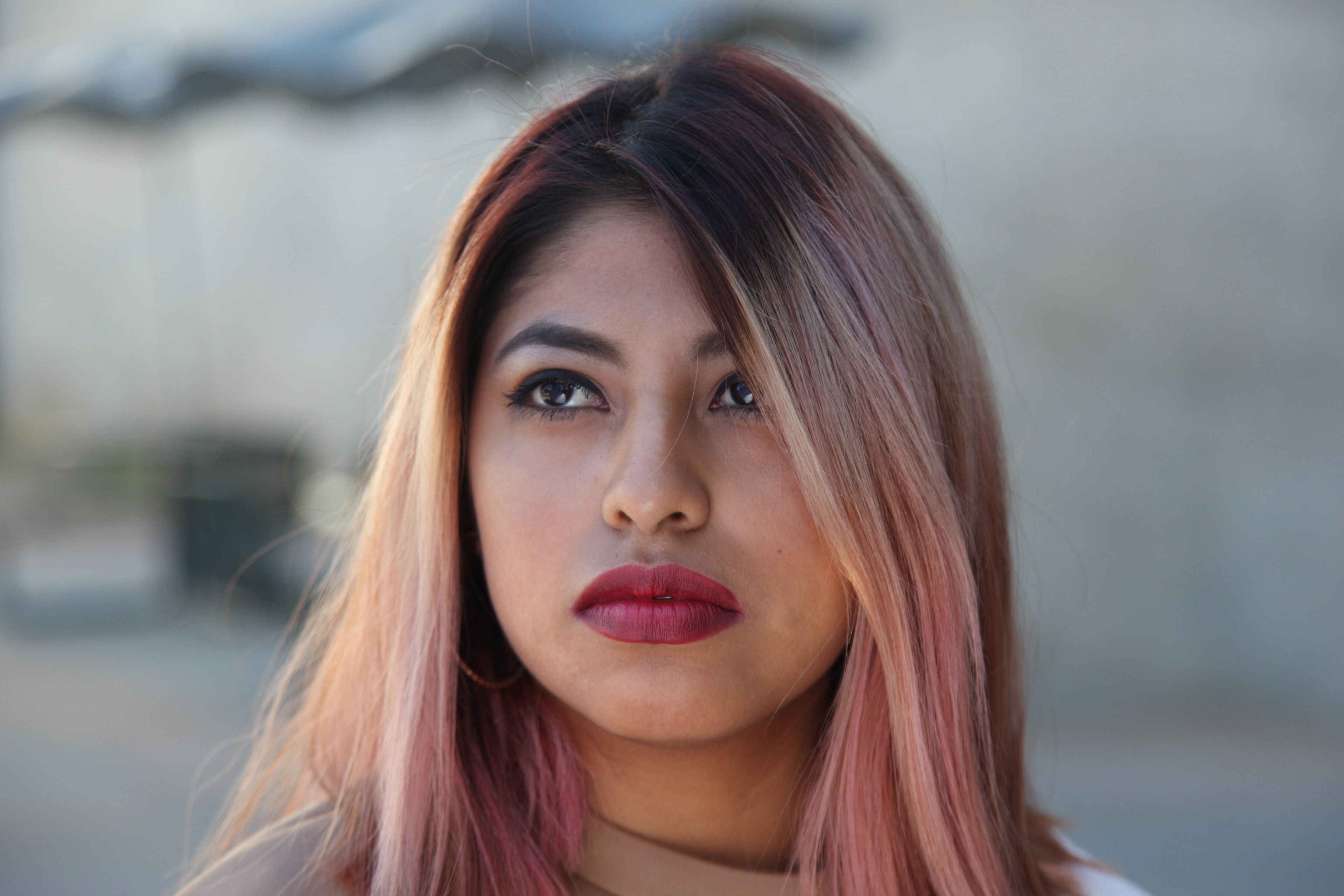 woman with bold pink lips and pink hair looking away, pink hair and lips 4k, HD Wallpaper