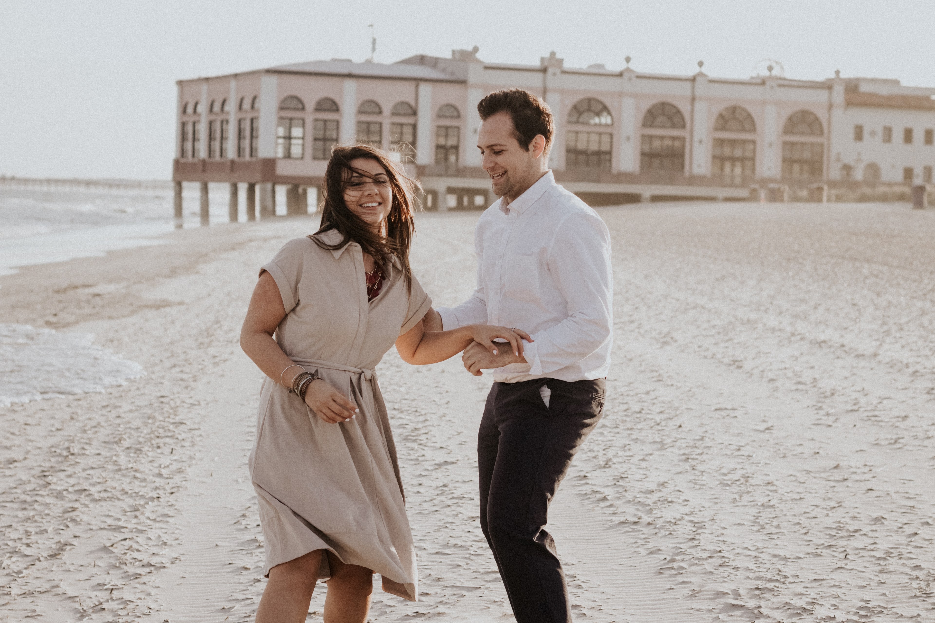 a smiling couple touches hands in the wind on the beach at the ocean city boardwalk, beach couple 4k, HD Wallpaper