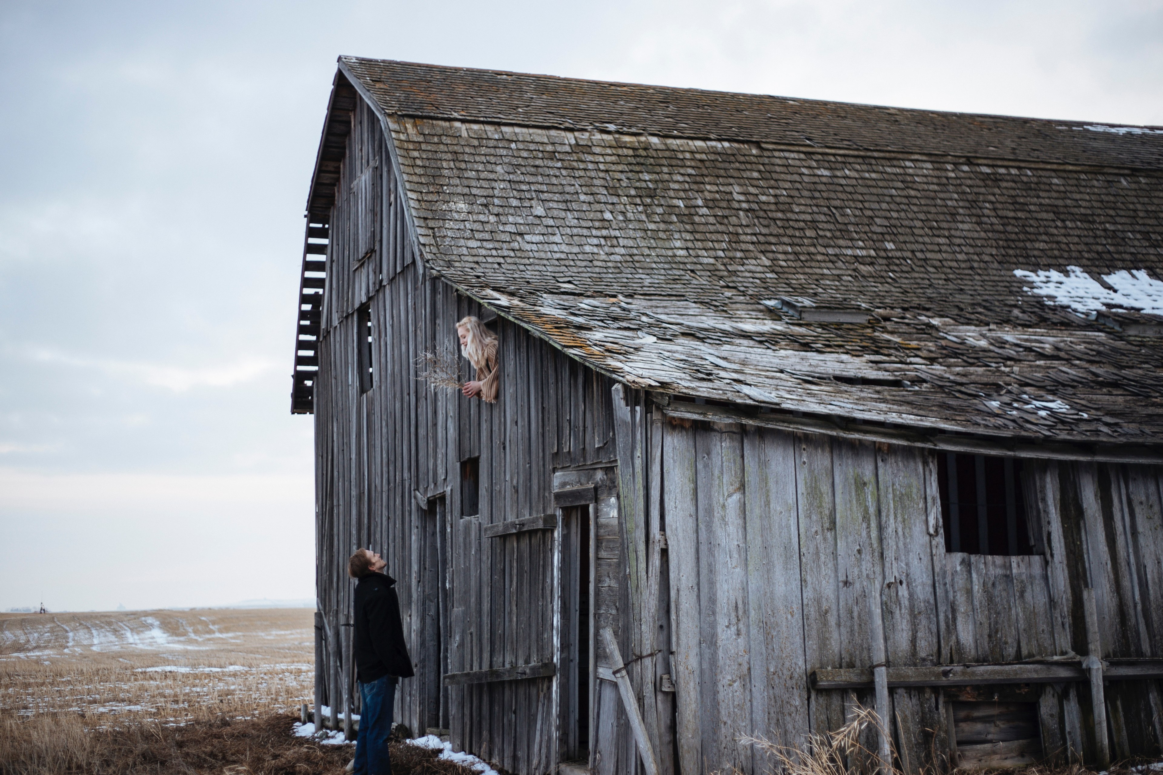 couple rustic barn and relationship 4k, HD Wallpaper