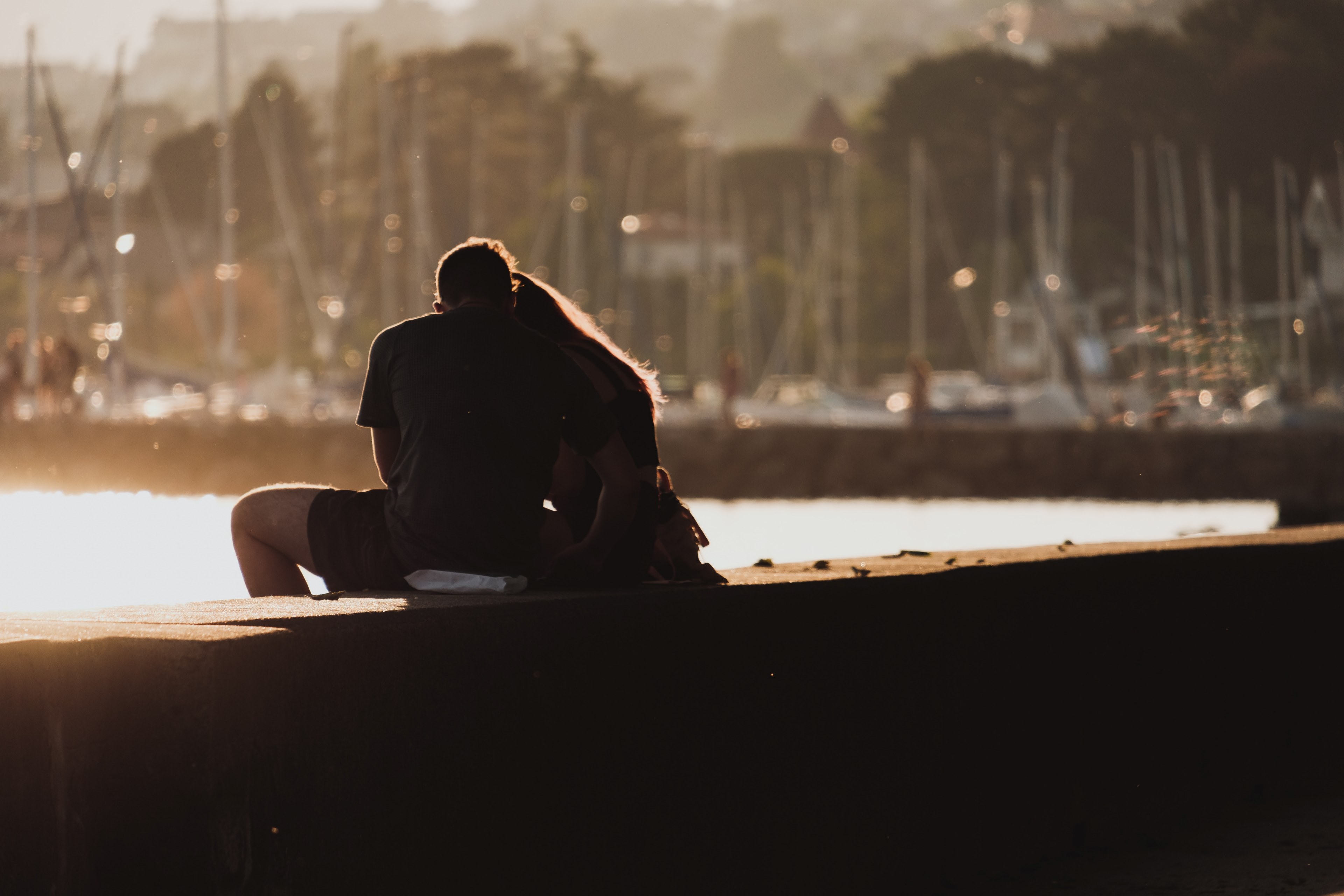 a couple sit on the harbour wall in quai gustave doret with boats in the background as the sun sets at dusk, _spring love 4k, HD Wallpaper