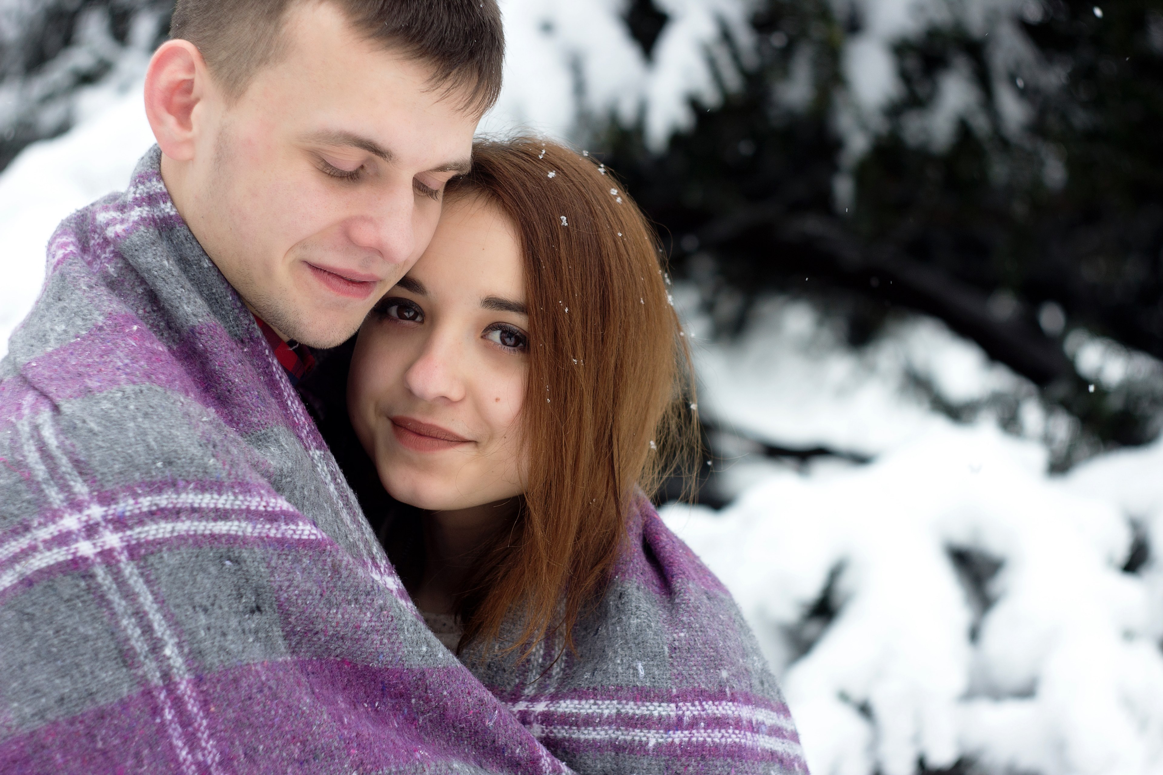 a happy man and woman wrapped in a blanket together next to a snow covered tree, _man and woman in blanket 4k, HD Wallpaper