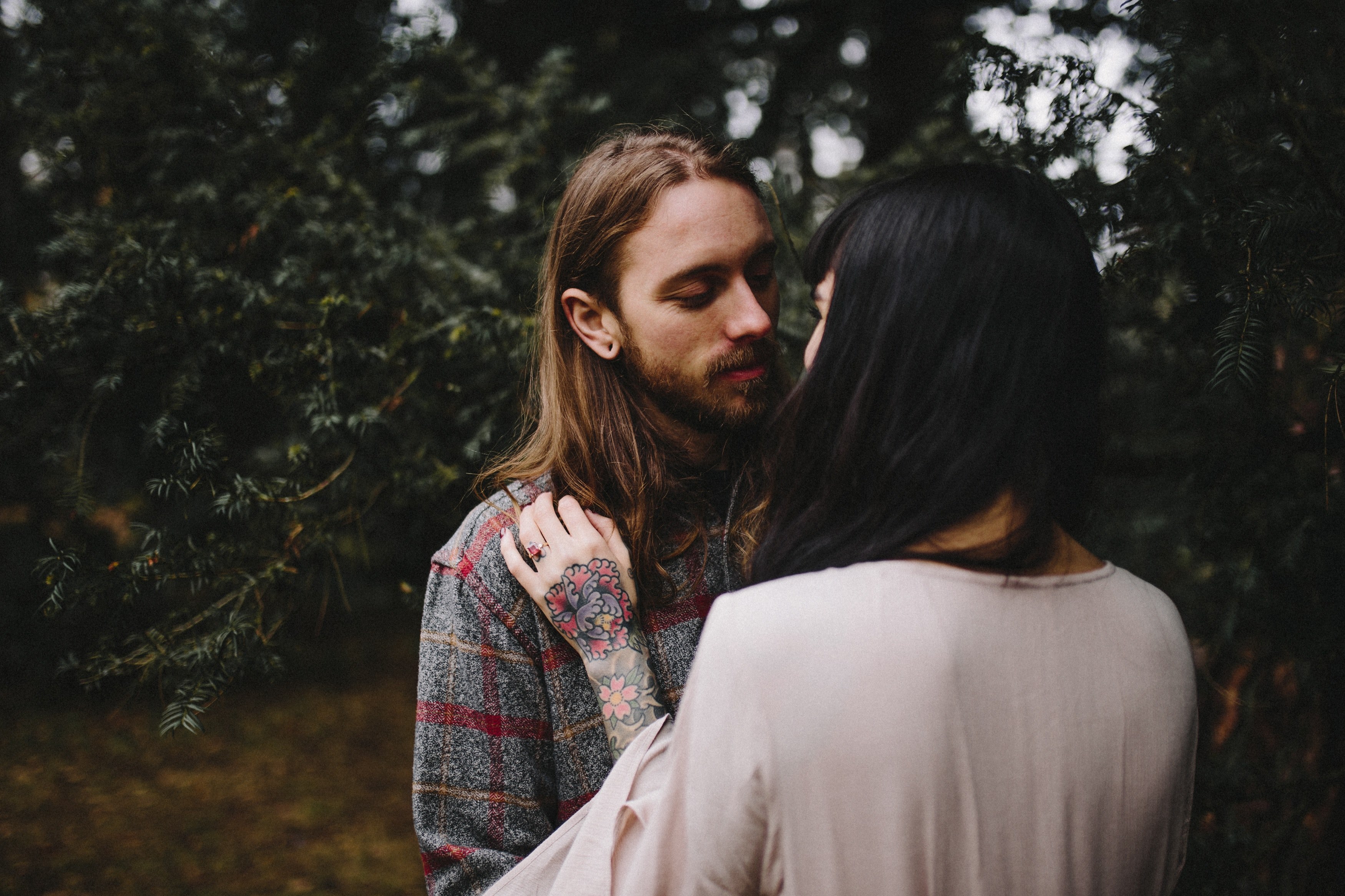 a man with long hair and woman with tattoos prepare to kiss in westonbirts national arboretum, national arboretum kiss 4k, HD Wallpaper