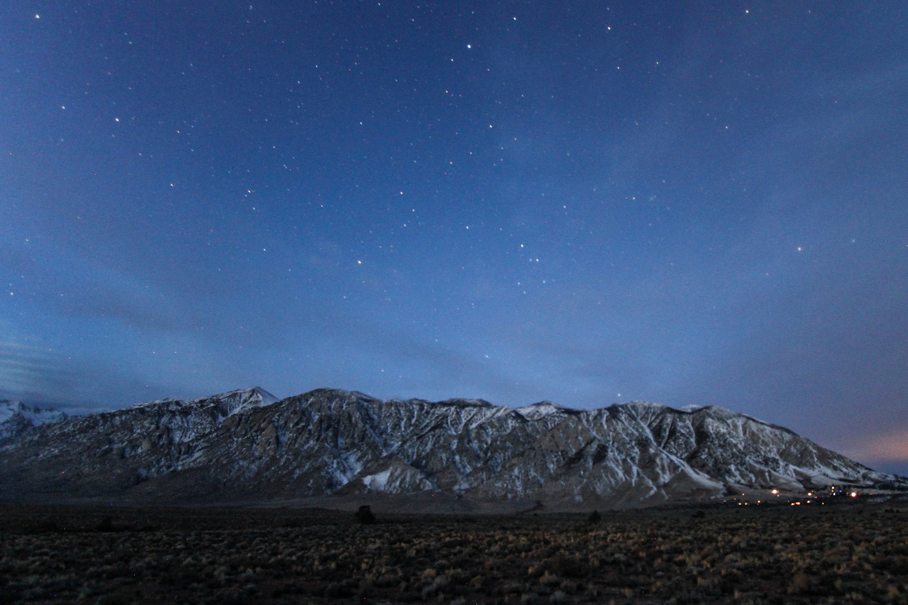 starry night sky over a snow topped mountain range near mammoth lakes, starry morning 4k, HD Wallpaper