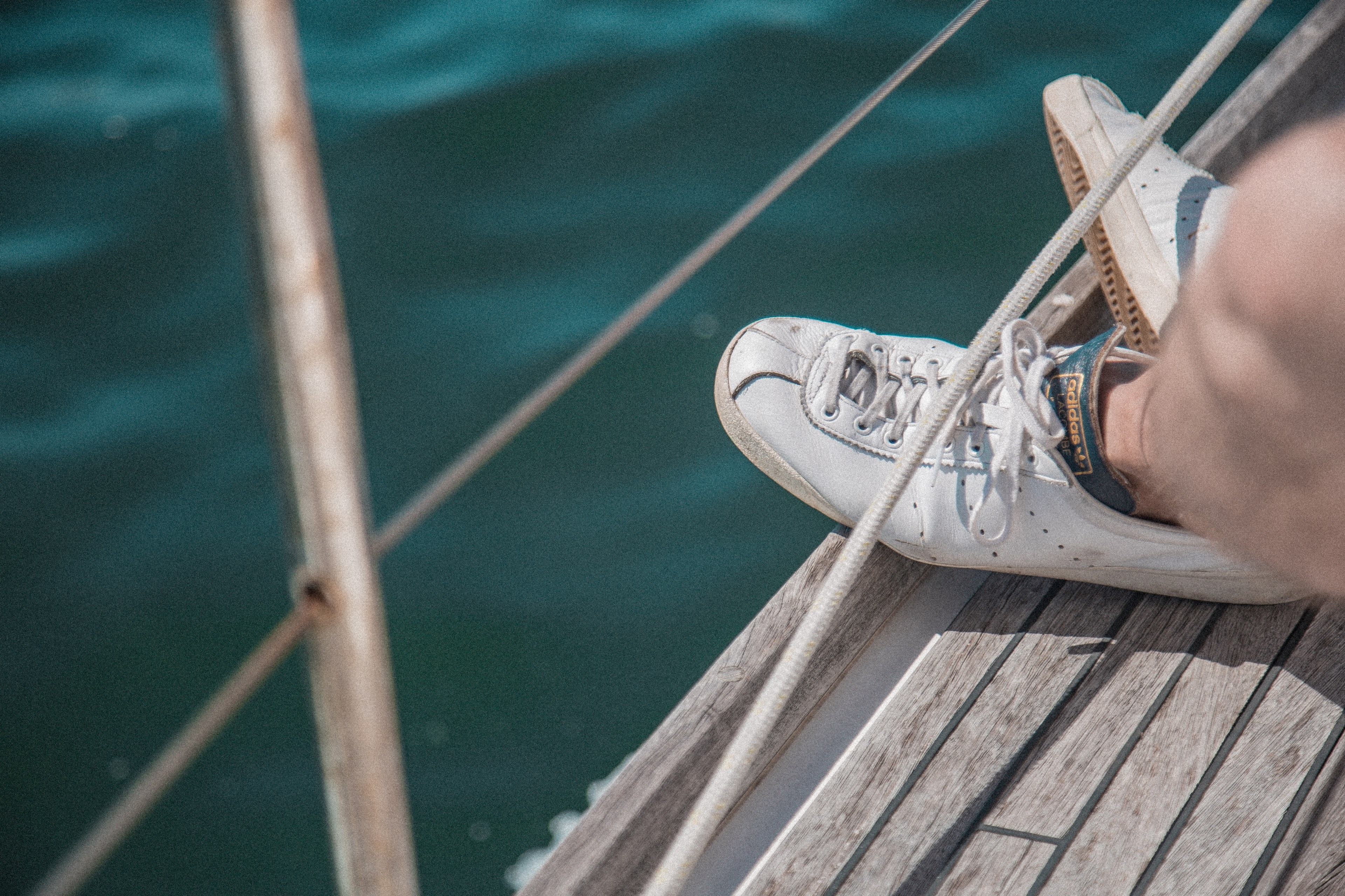 cropped shot of someones feet on a boatdeck, _over the edge 4k, HD Wallpaper