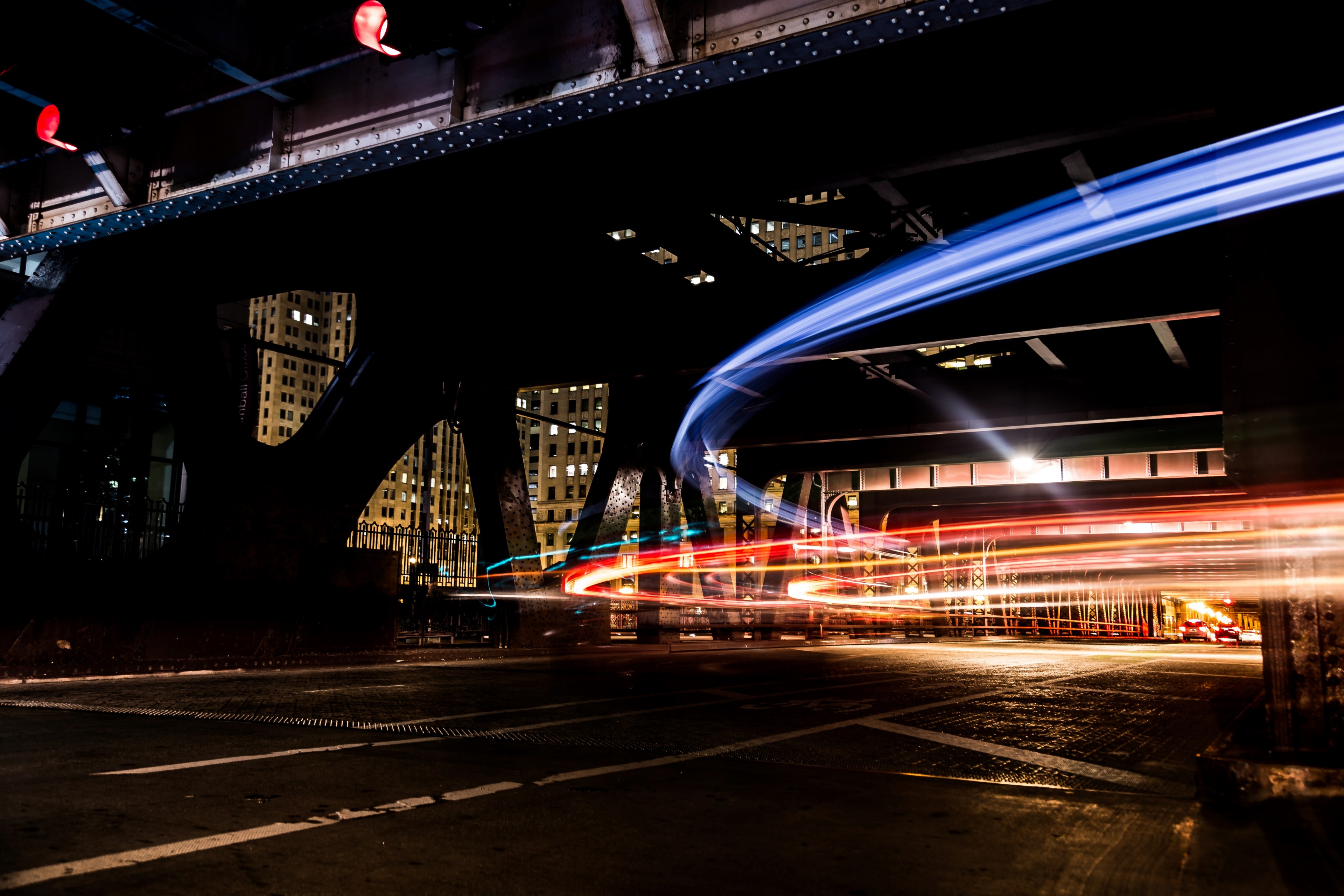 streaks of traffic lights form pattern on city street at night in chicago, lights in motion 4k, HD Wallpaper