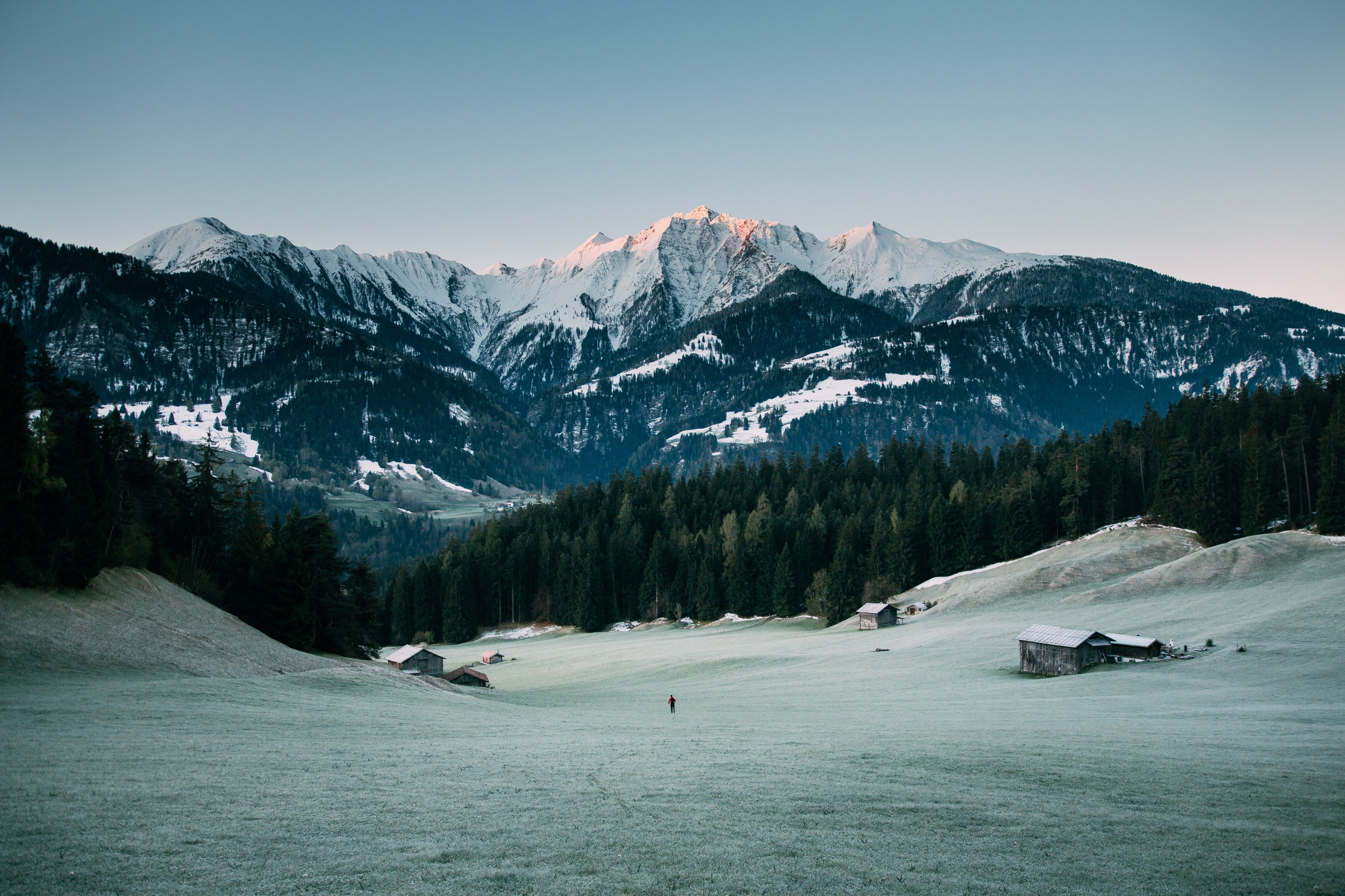 several wooden cabins on a slight slope with tall mountains on the horizon, cabins on a frozen slope 4k, HD Wallpaper