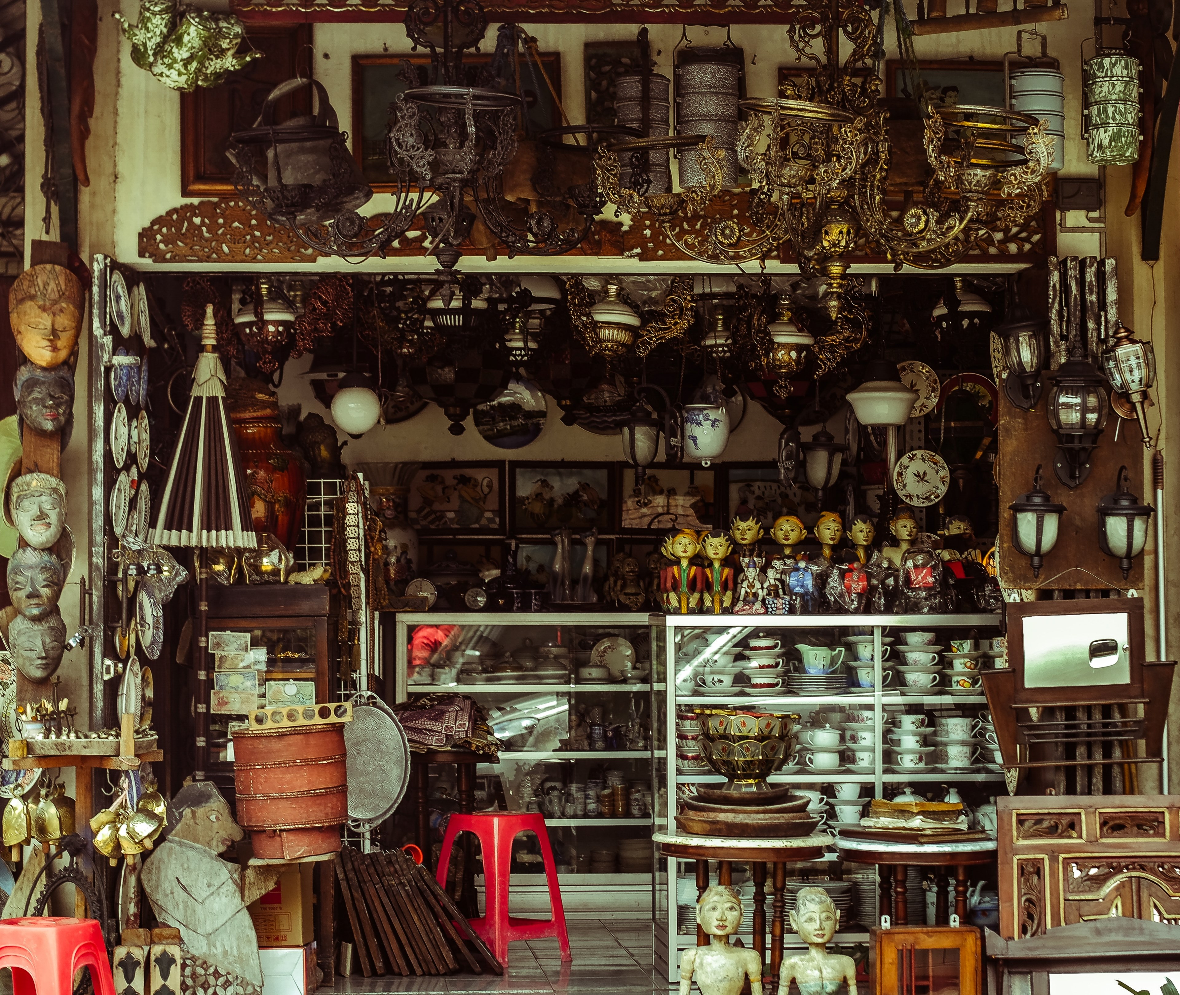 a souvenir shop with various trinkets and ornaments, quaint souvenir store 4k, HD Wallpaper