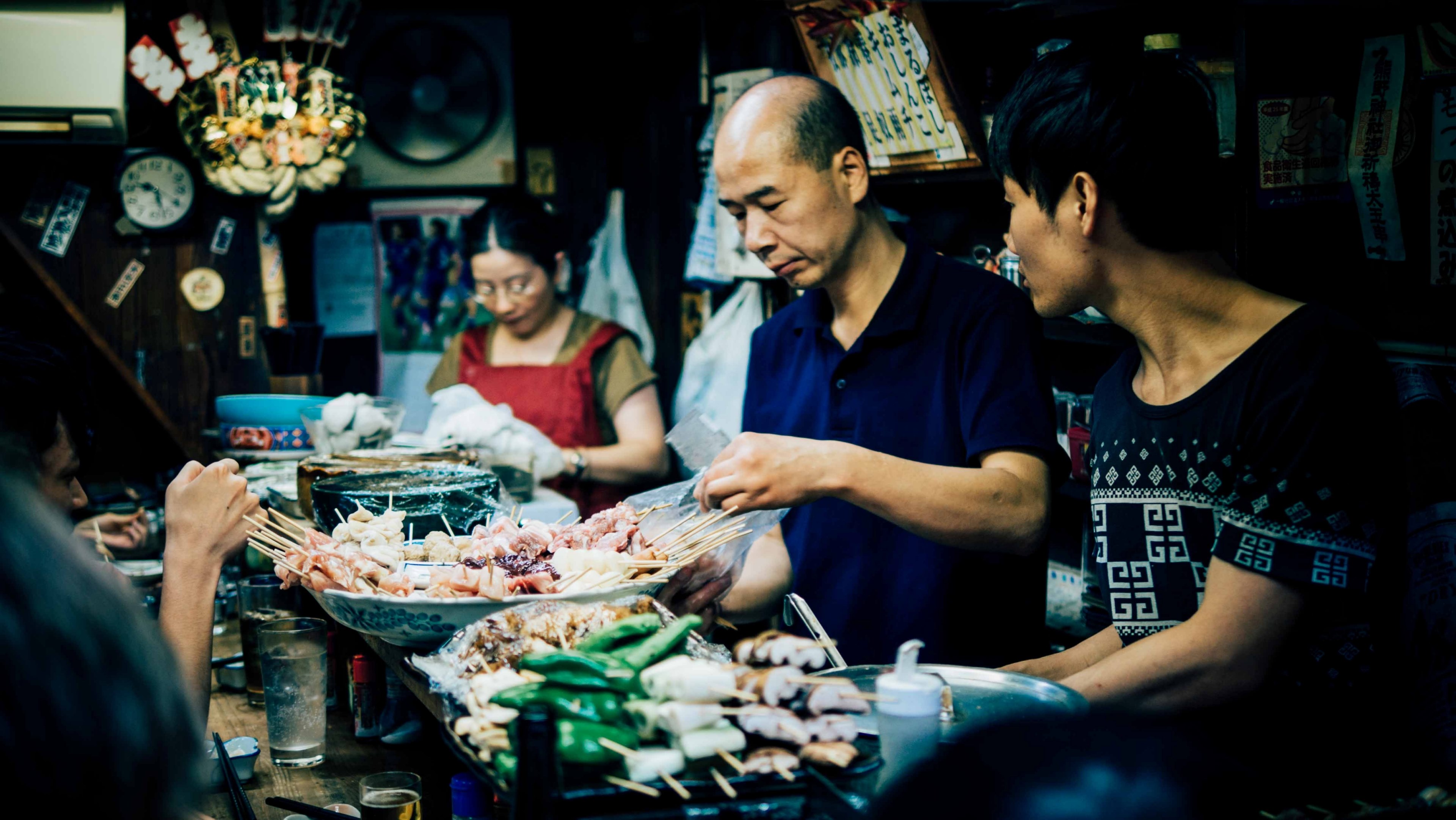 servers take orders behind a seafood counter at a japanese fish market, japanese fish market 4k, HD Wallpaper