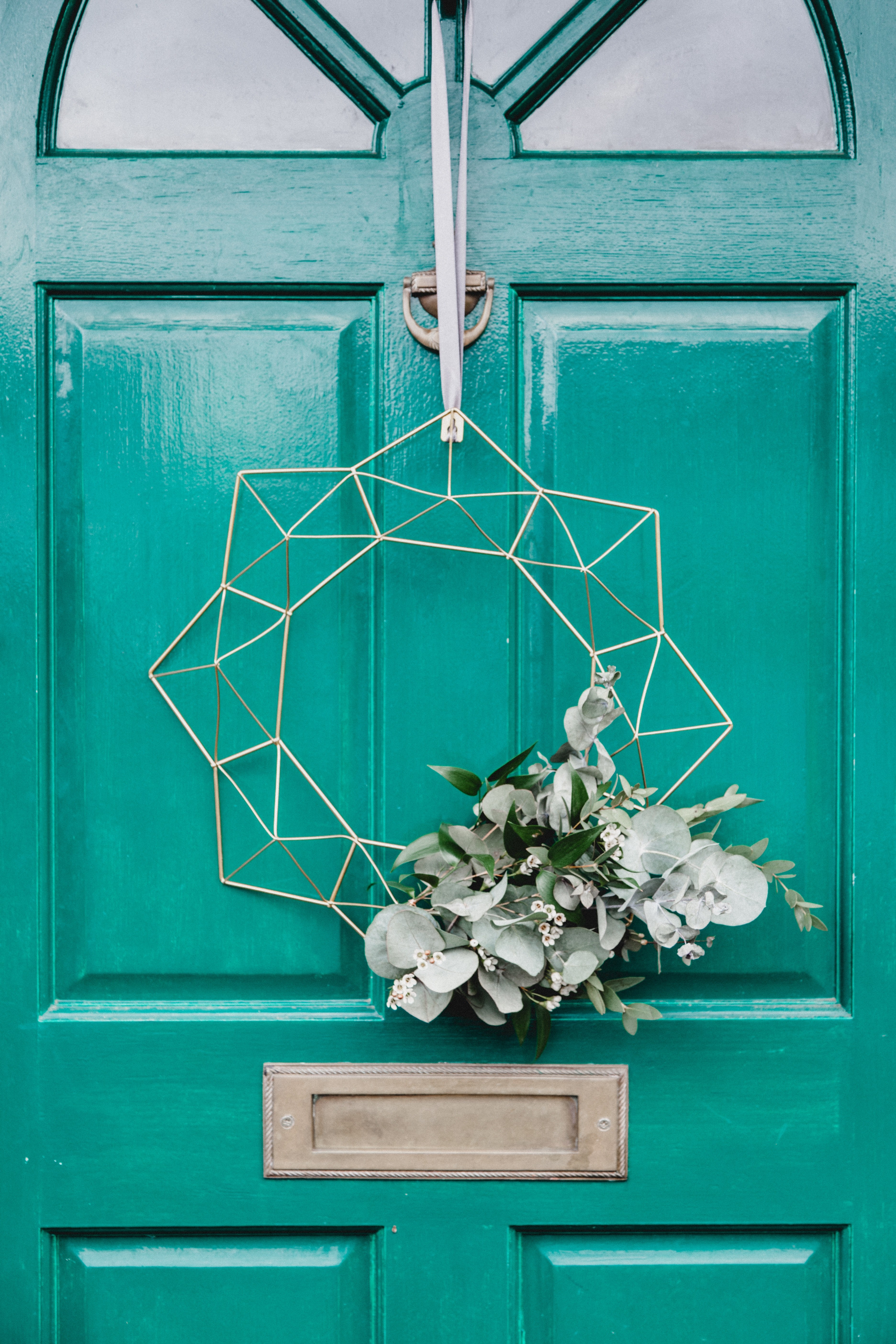 door green wreath and flowers hd, 4k, Phone HD Wallpaper
