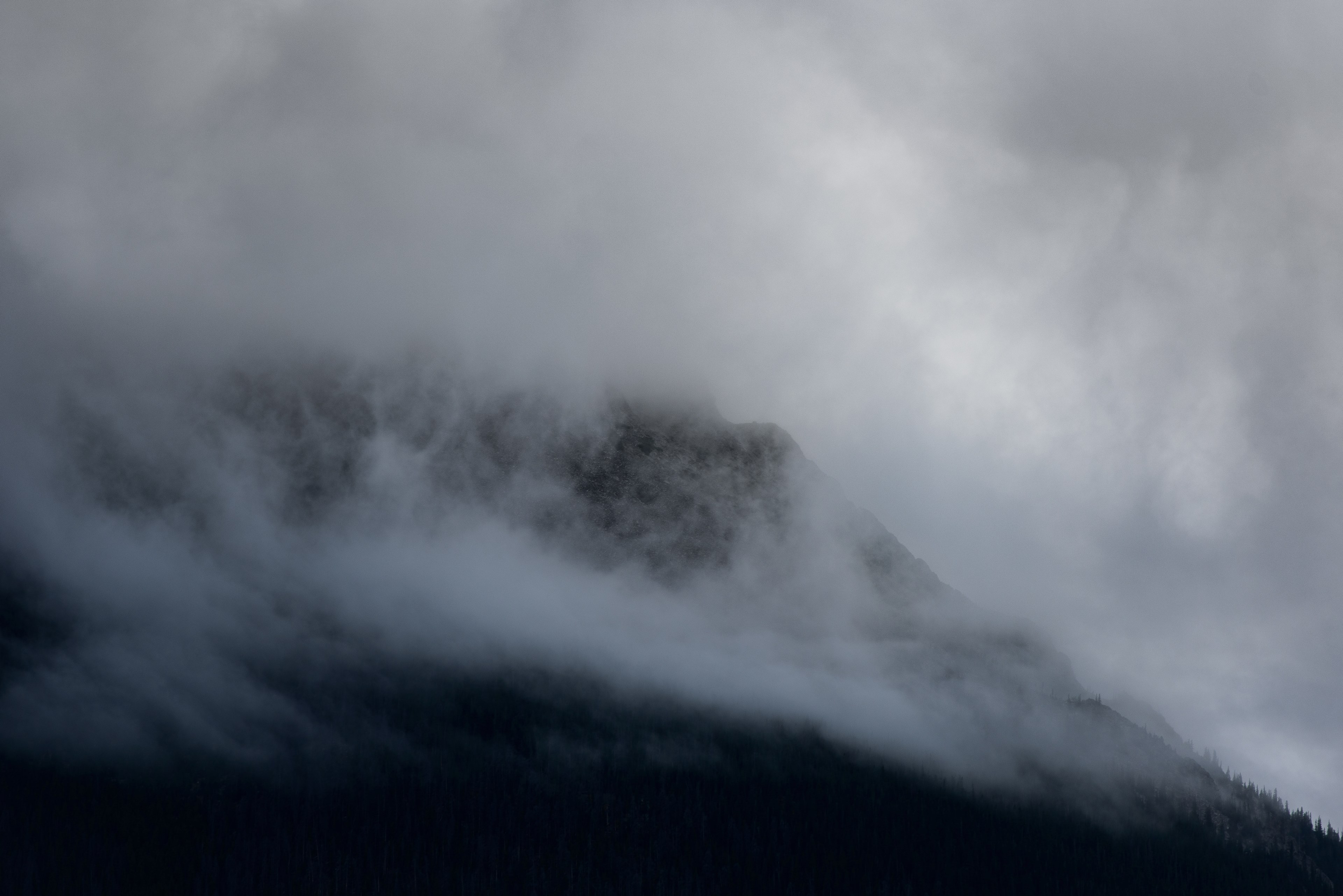 silverthorne mountain on cool foggy morning, cloud shrouded peak in silverthorne 4k, HD Wallpaper