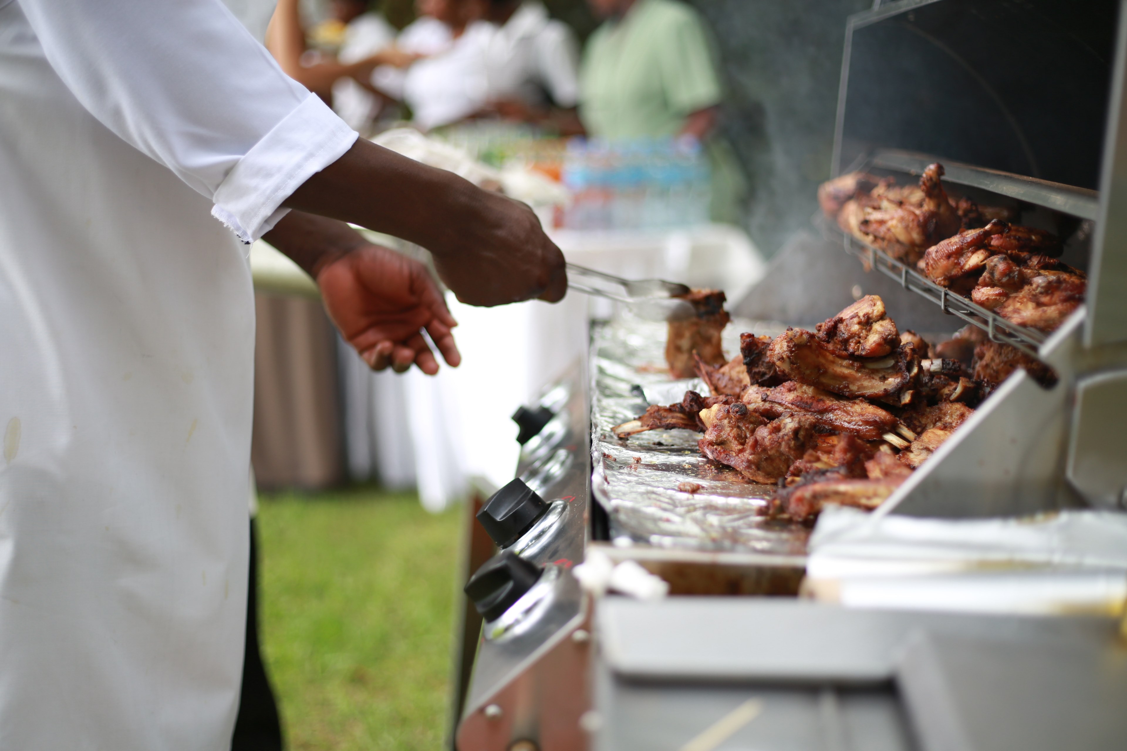 a man barbequing meat on a grill on mukono kayunga road, grilling meat 4k, HD Wallpaper