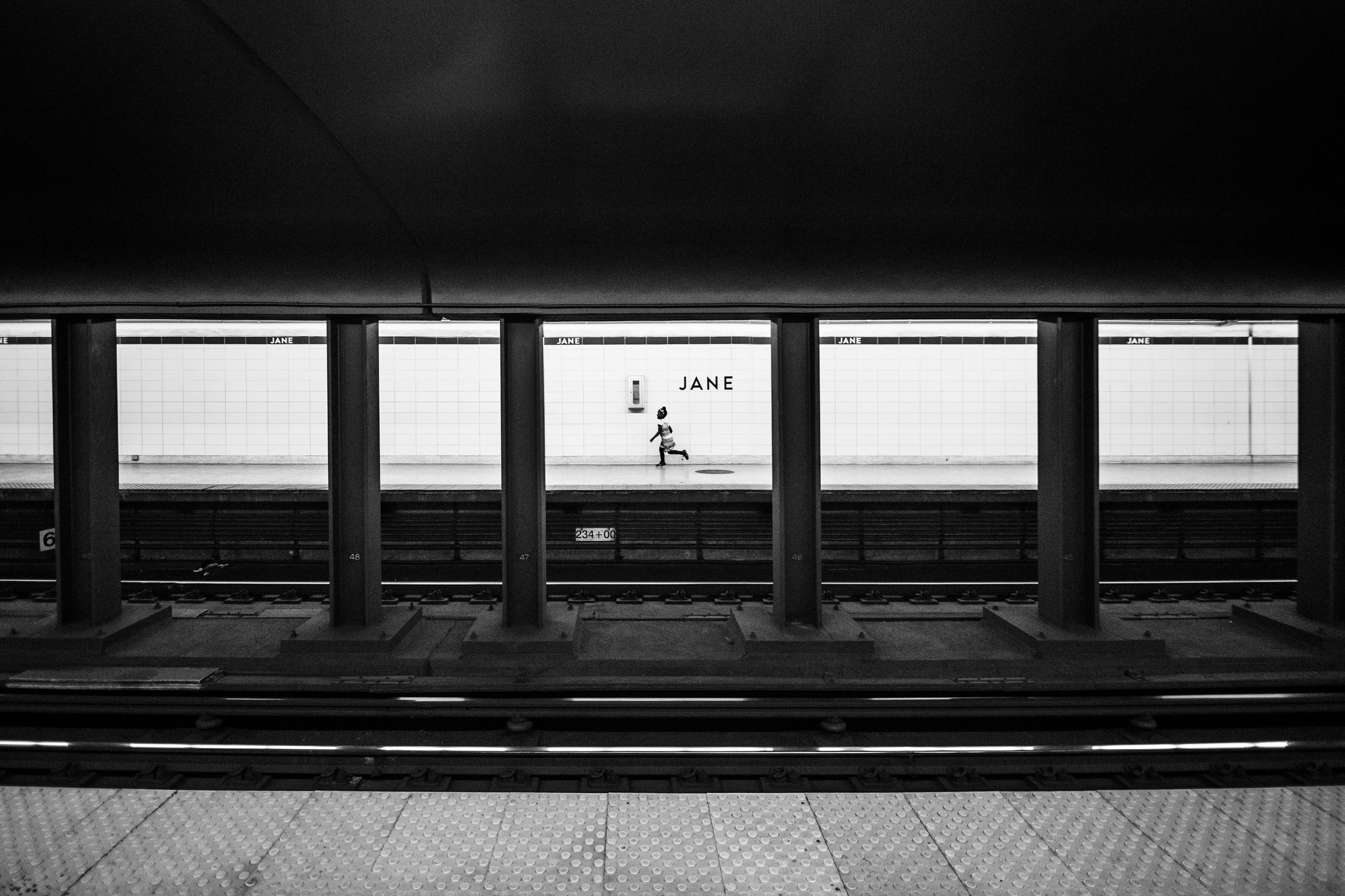 a person running on a subway platform after missing the train, running after a subway 4k, HD Wallpaper