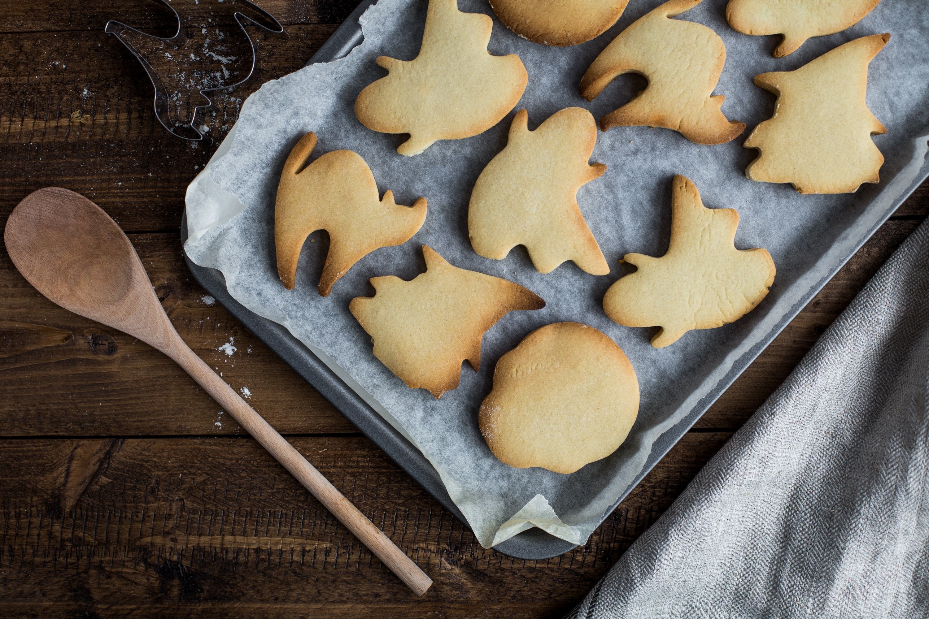 an overhead shot of a tray of baked cookies in the shape of cats ghosts and witches, halloween cookie tray 4k, HD Wallpaper