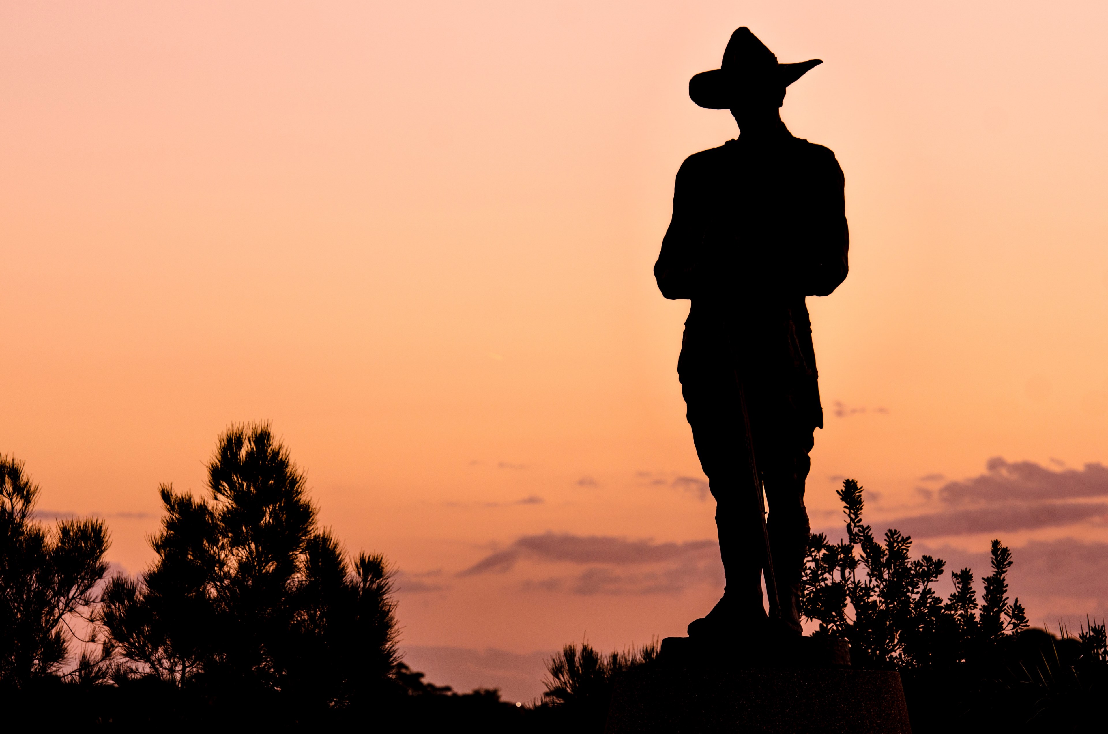 silhouette of person with scarecrow style hat looking out towards sunset, silhouette of person looking towards sunset 4k, HD Wallpaper
