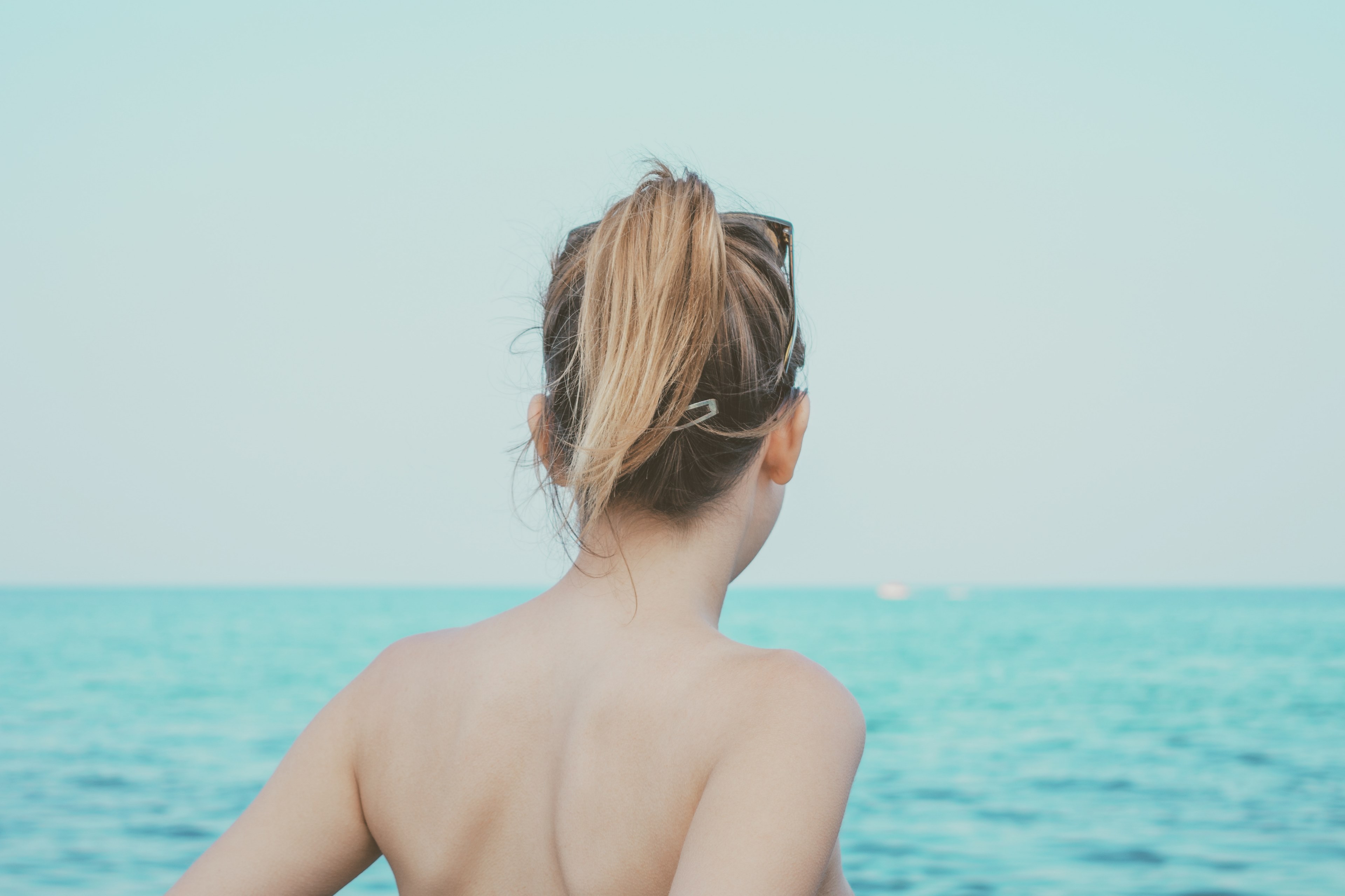 a woman looking out into the horizon and at the water in greece, greece horizon 4k, HD Wallpaper