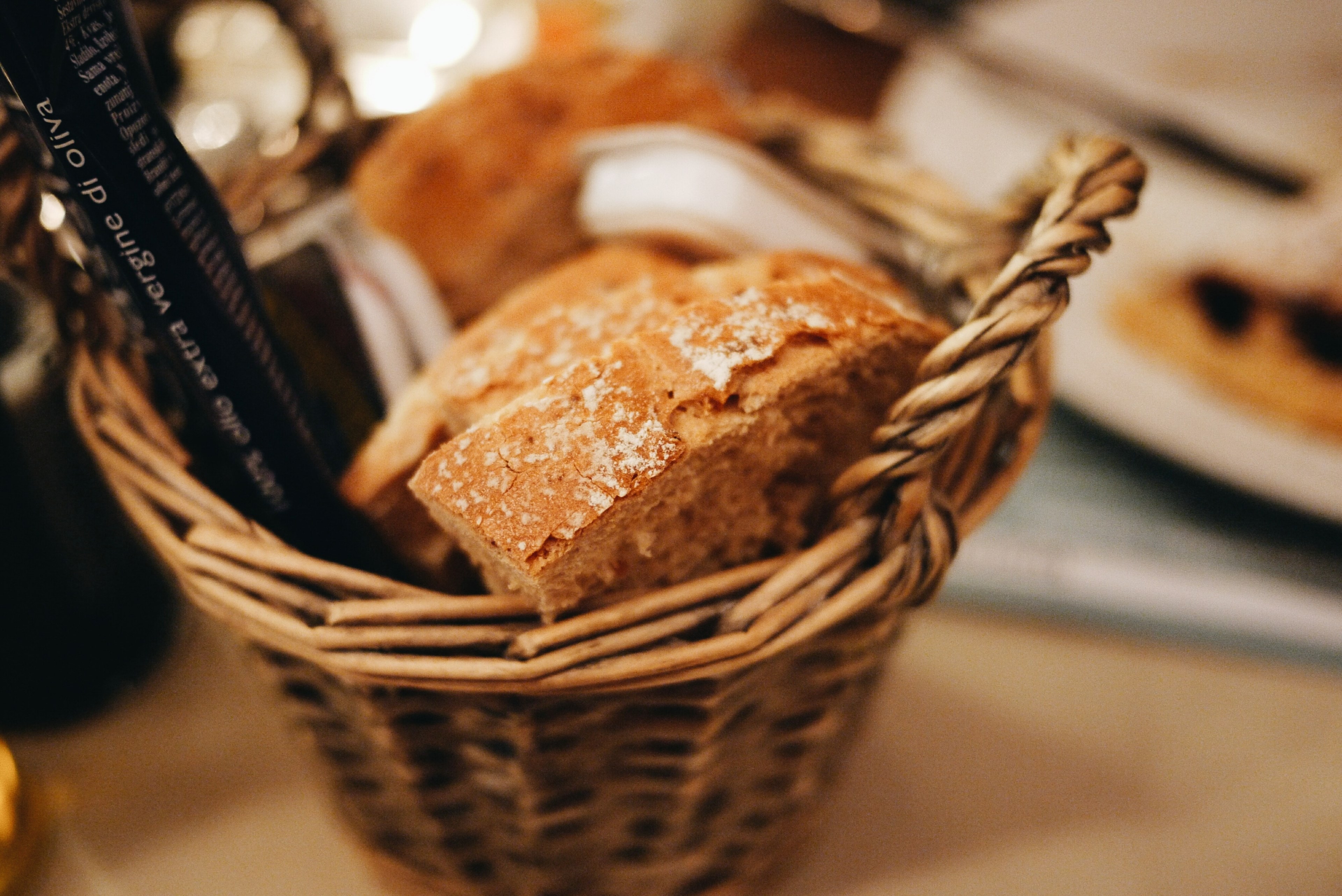 basket of bread on a table at a restaurant, bread basket 4k, HD Wallpaper