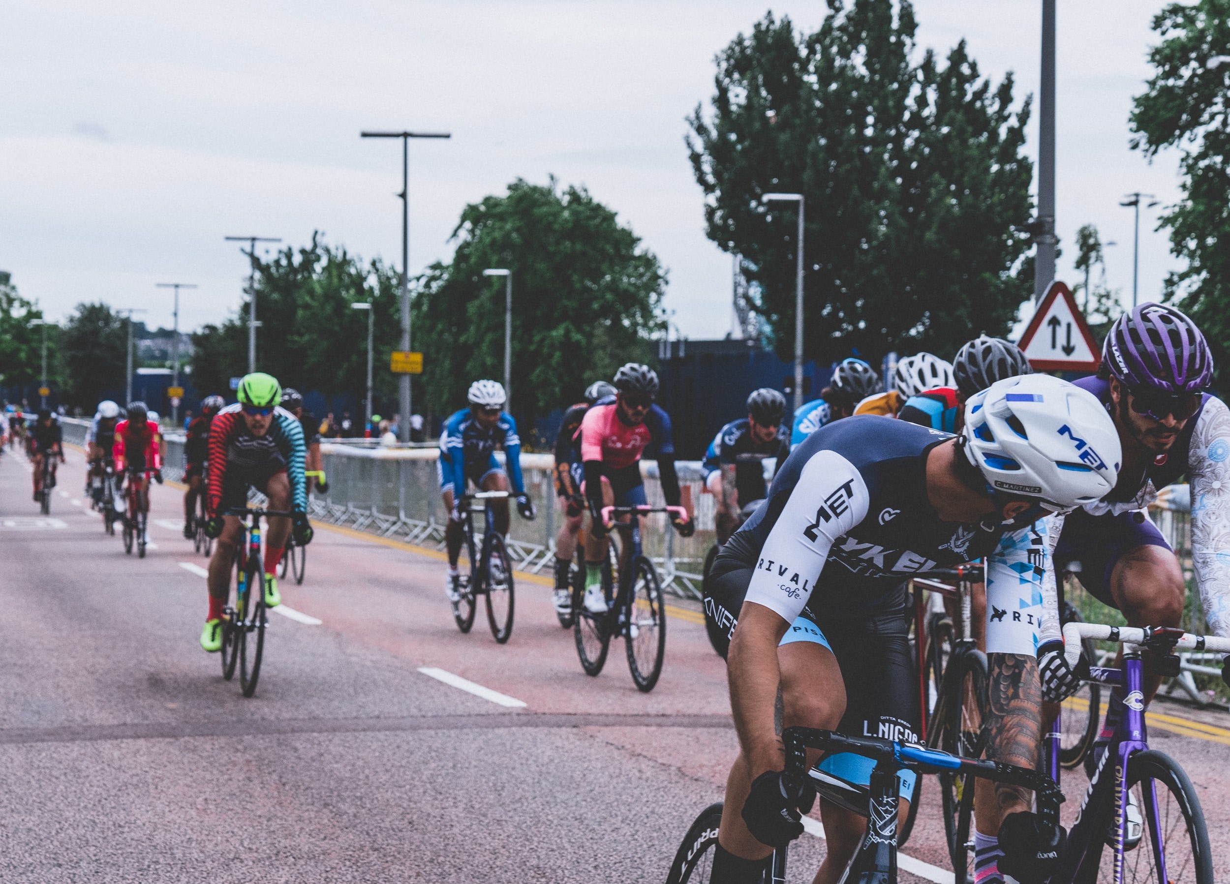 a group of cyclists racing through greenwich, greenwich bike race 4k, HD Wallpaper