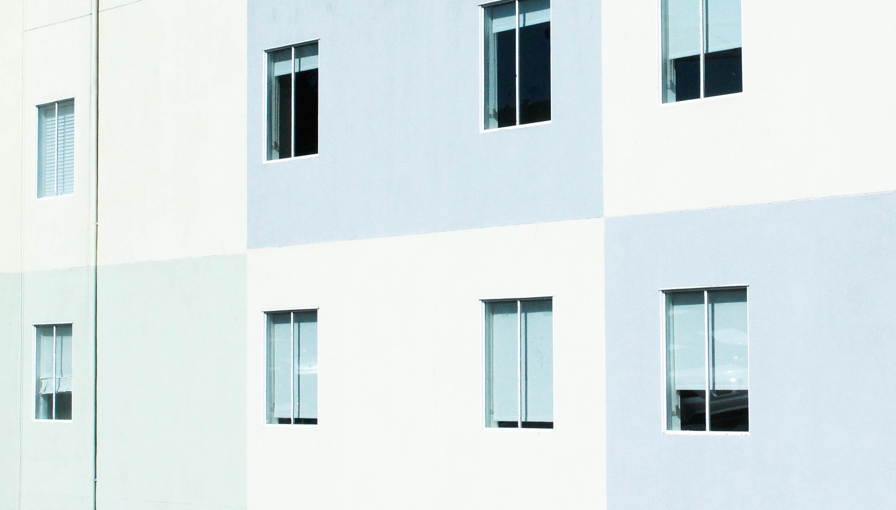 a residential building facade in san francisco painted in gray and white rectangles, white and gray facade 4k, HD Wallpaper
