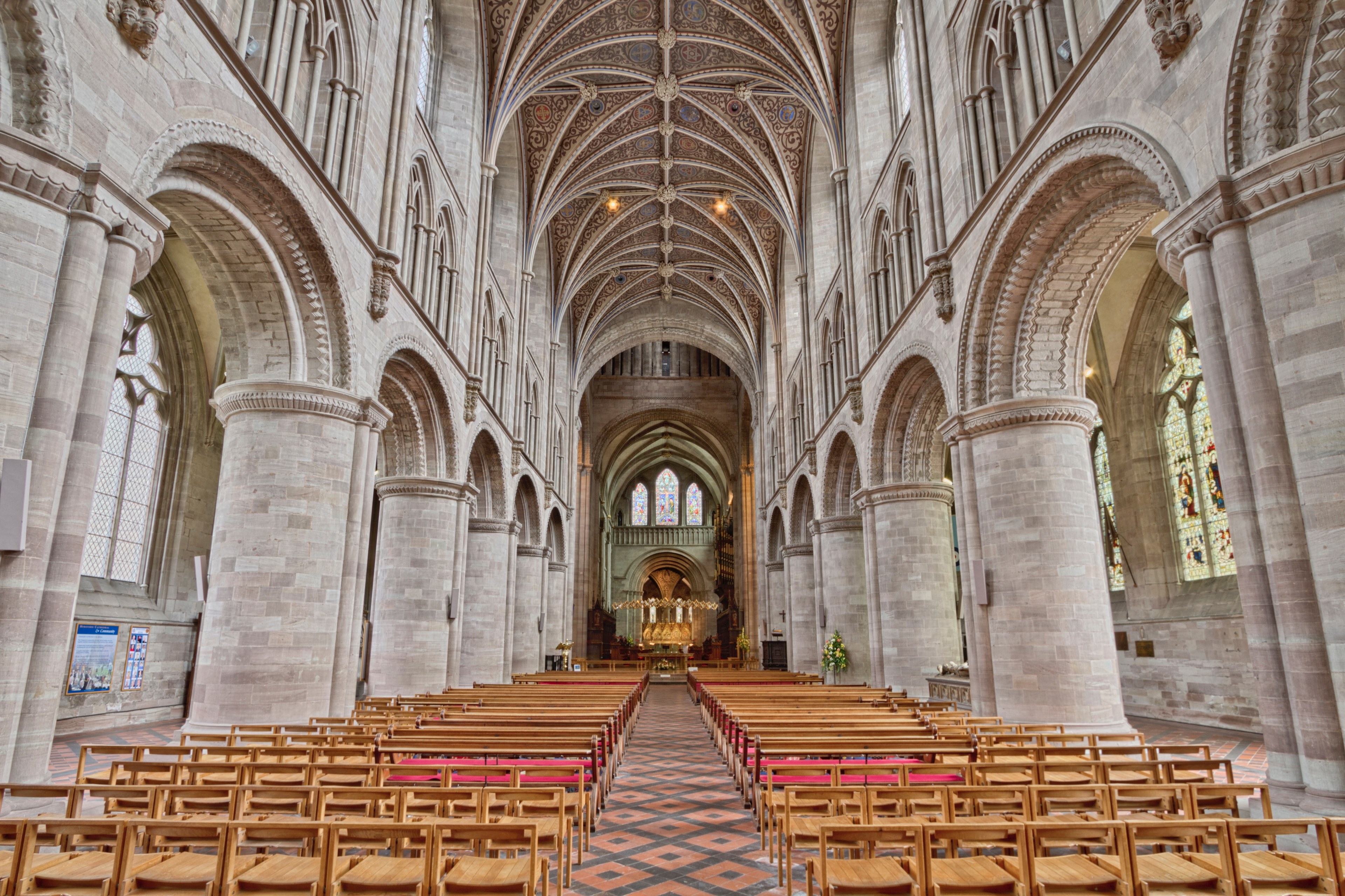 pews and stained glass windows and arches at hereford cathedral, hereford cathedral 4k, HD Wallpaper