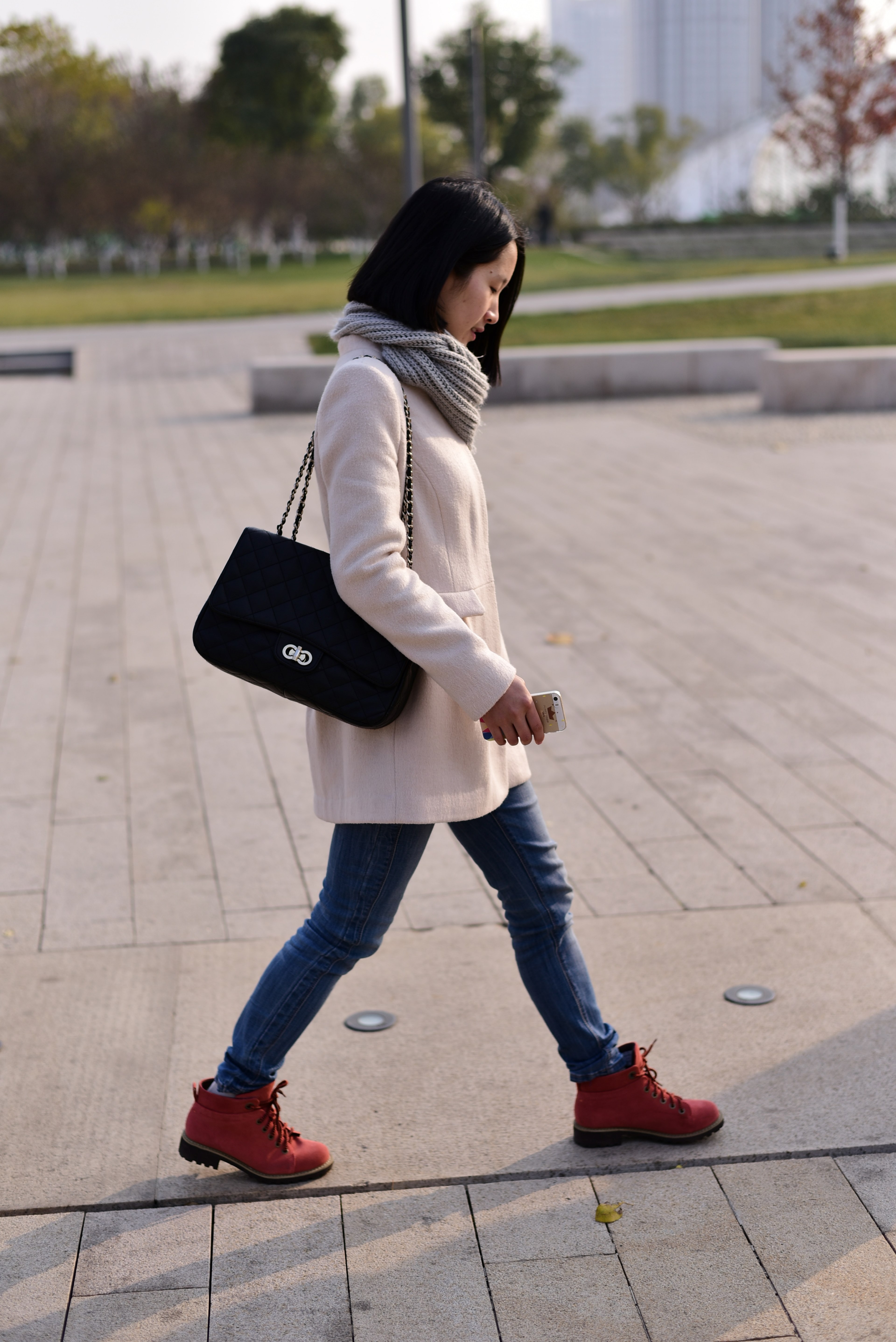 woman in a knit scarf and sweater walking and carrying an iphone, casual fall fashion 4k, Phone HD Wallpaper
