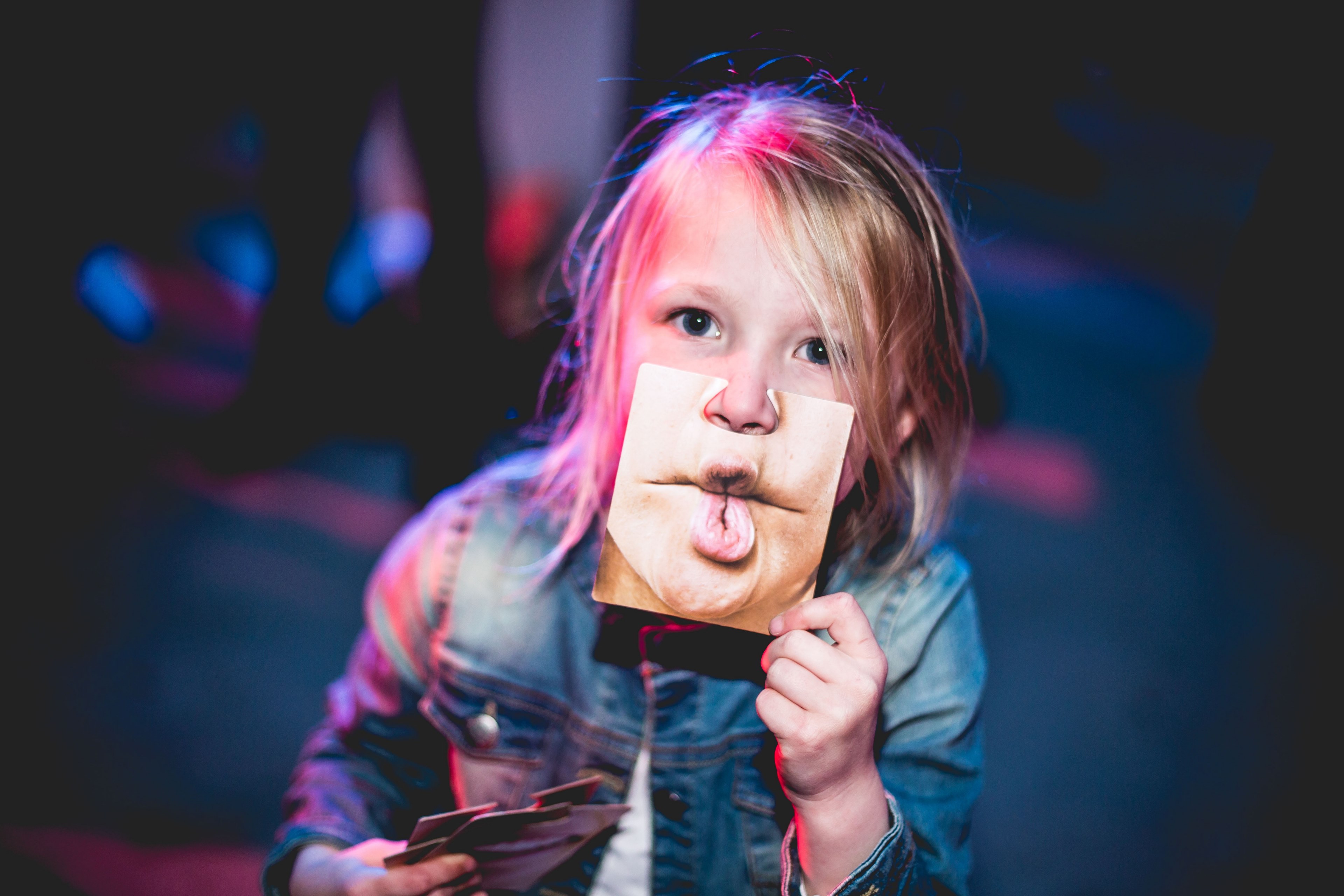 a child holds a picture of puckered lips in front of her face in sliedrecht, picture of puckered lips 4k, HD Wallpaper