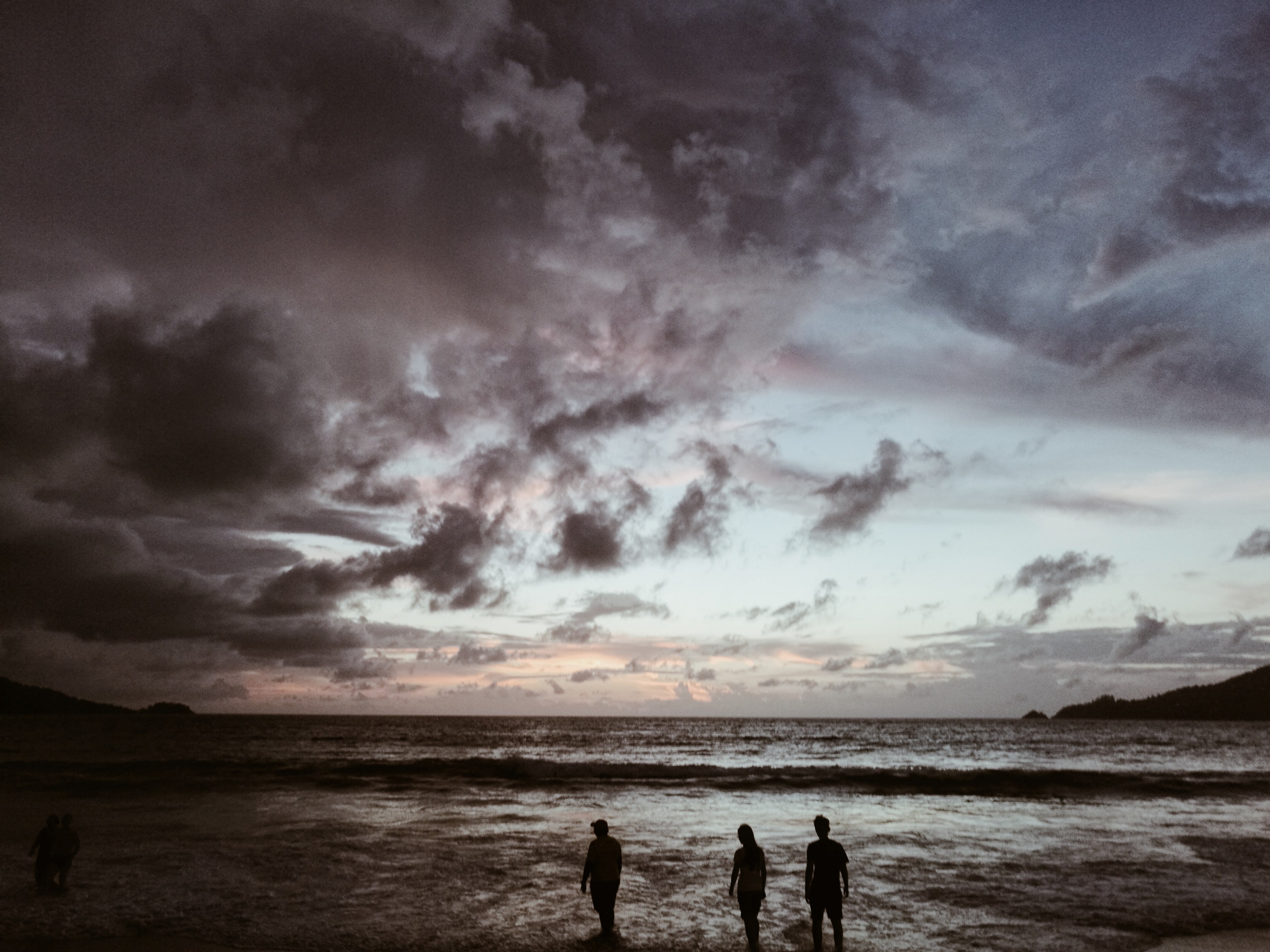 three silhouettes looking at the stormy skies by the ocean in patong phuket thailand, silhouettes looking at the sky 4k, HD Wallpaper