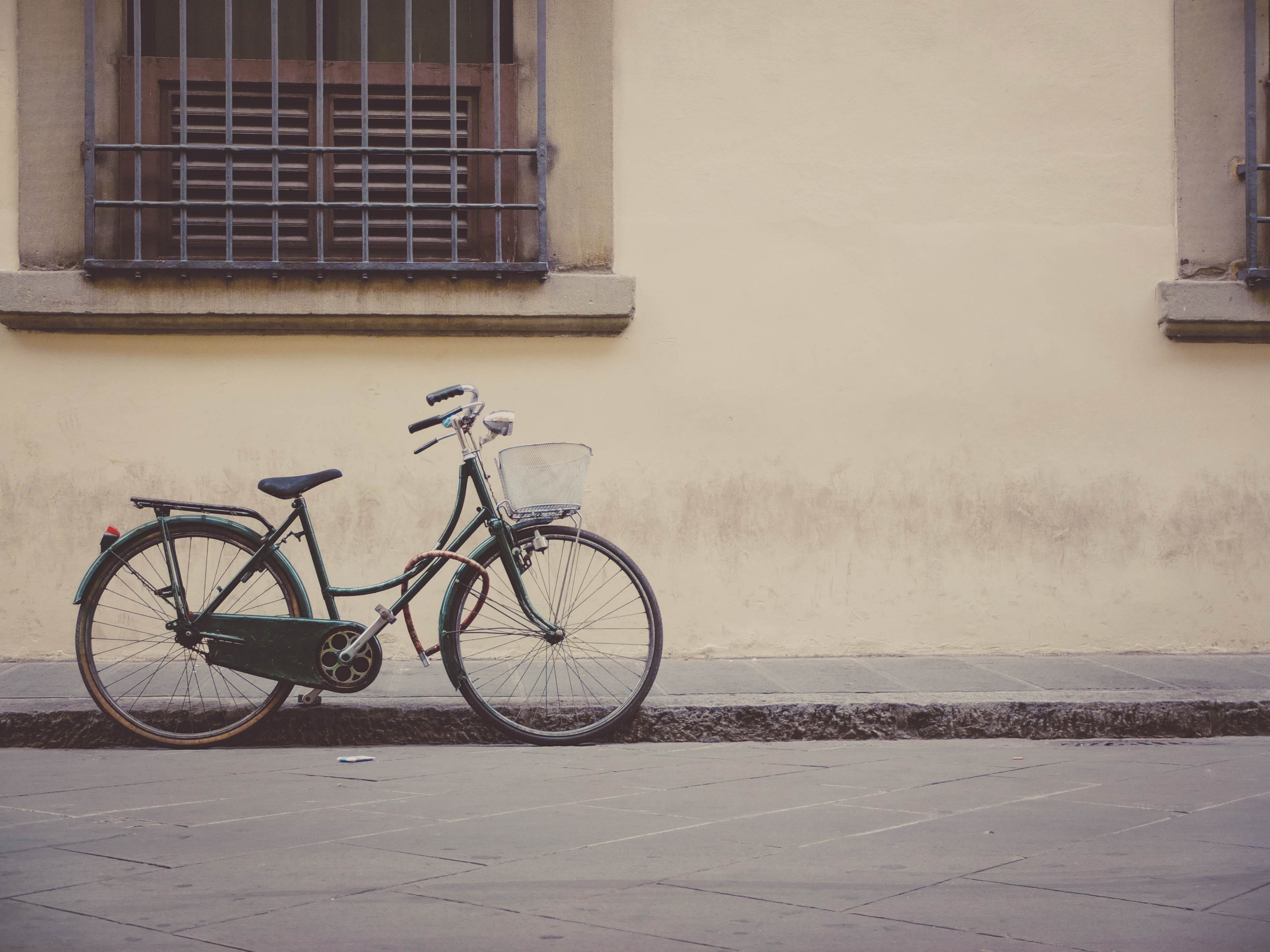 a bicycle sits under a barred window aside a wall on the street, bicycle beneath barred window 4k, HD Wallpaper