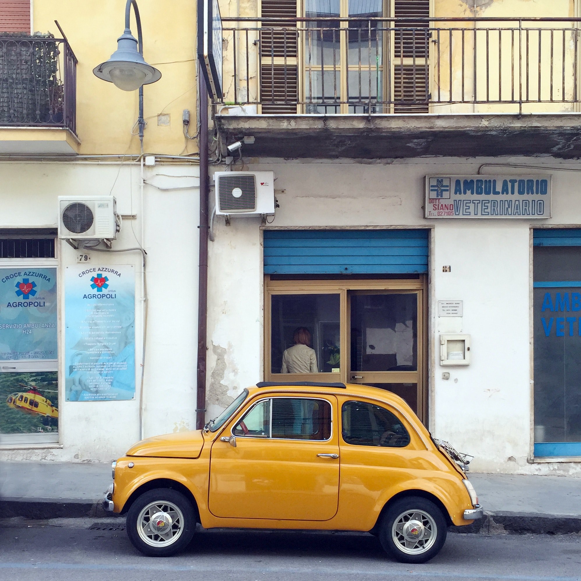 a yellow vintage vw beetle parked in front of a building, _vintage yellow beetle 4k, HD Wallpaper