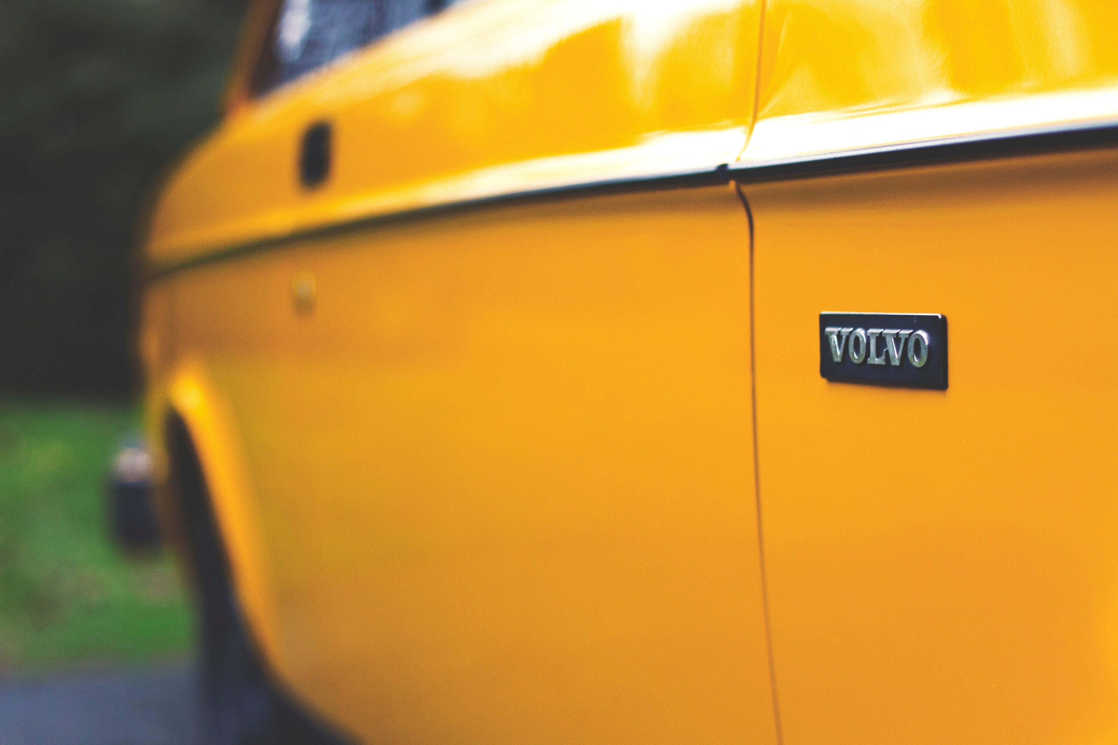 close up shot of the door of a shiny yellow vintage volvo, yellow volvo close up 4k, HD Wallpaper