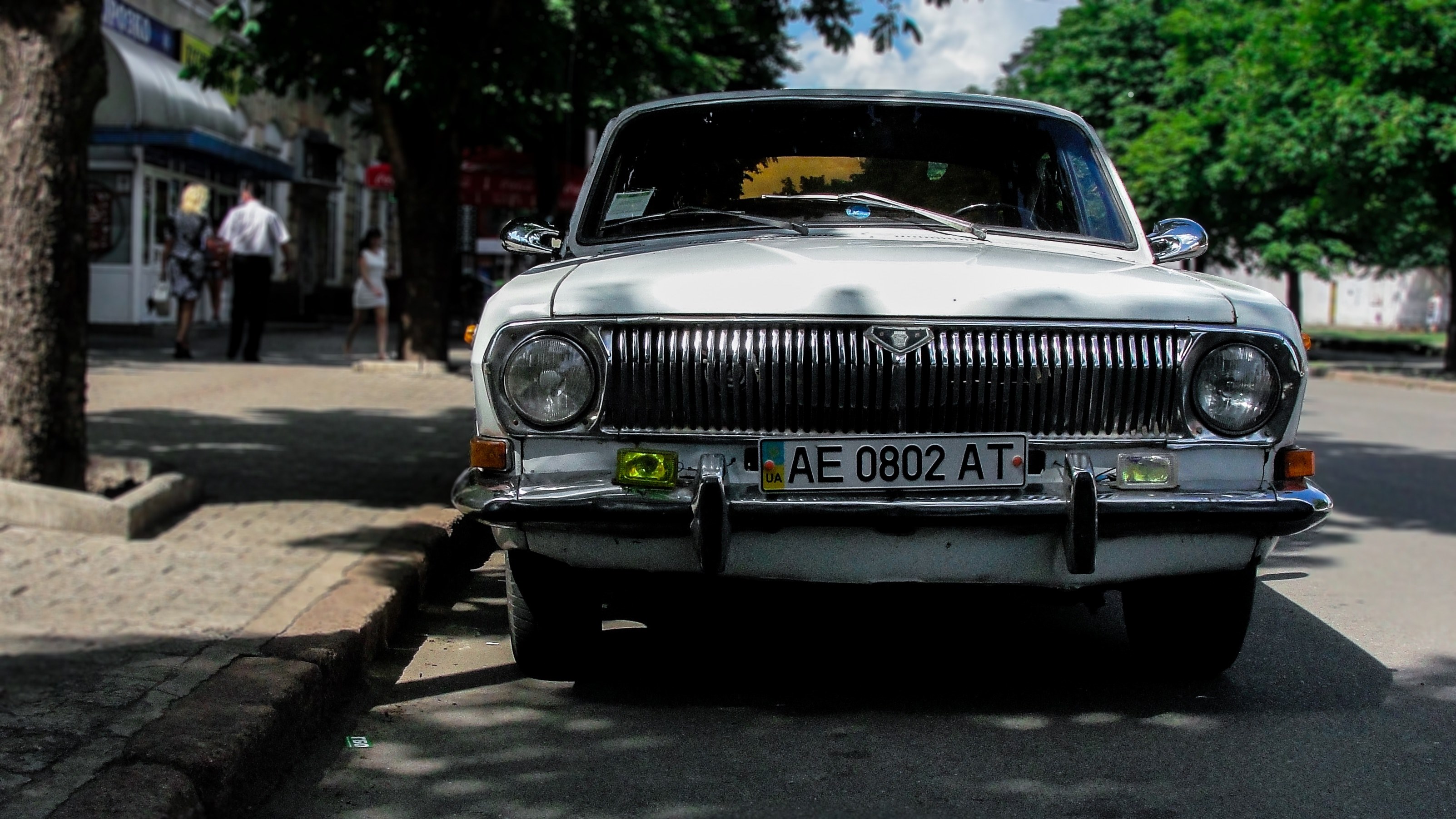 front of vintage white car on parked on pavement in kryvyi rih, vintage white car in kryvyi rih 4k, HD Wallpaper