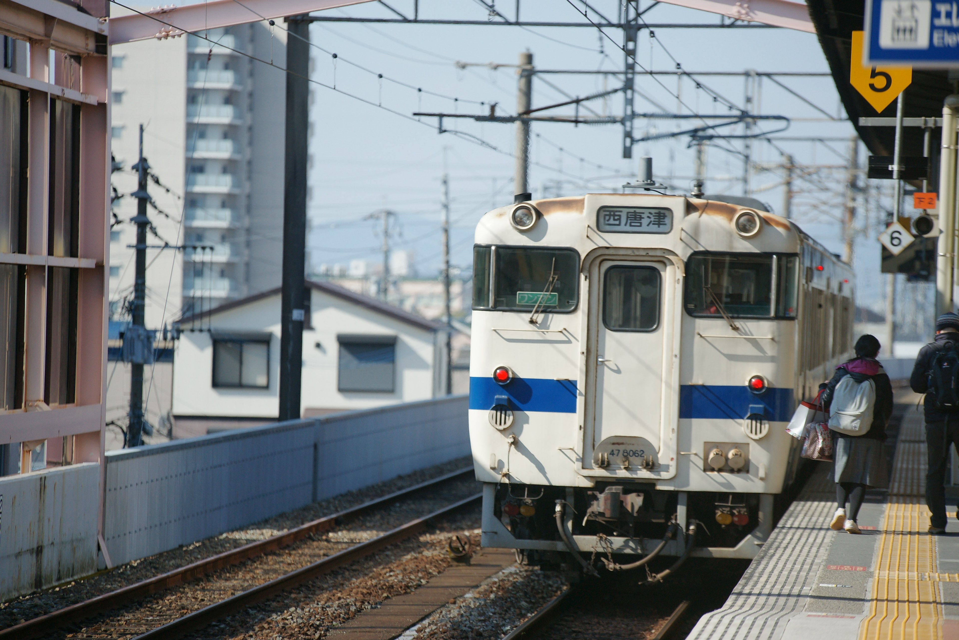 people walk along a railway platform as the seoul train pulls away, saga stations train 4k, HD Wallpaper
