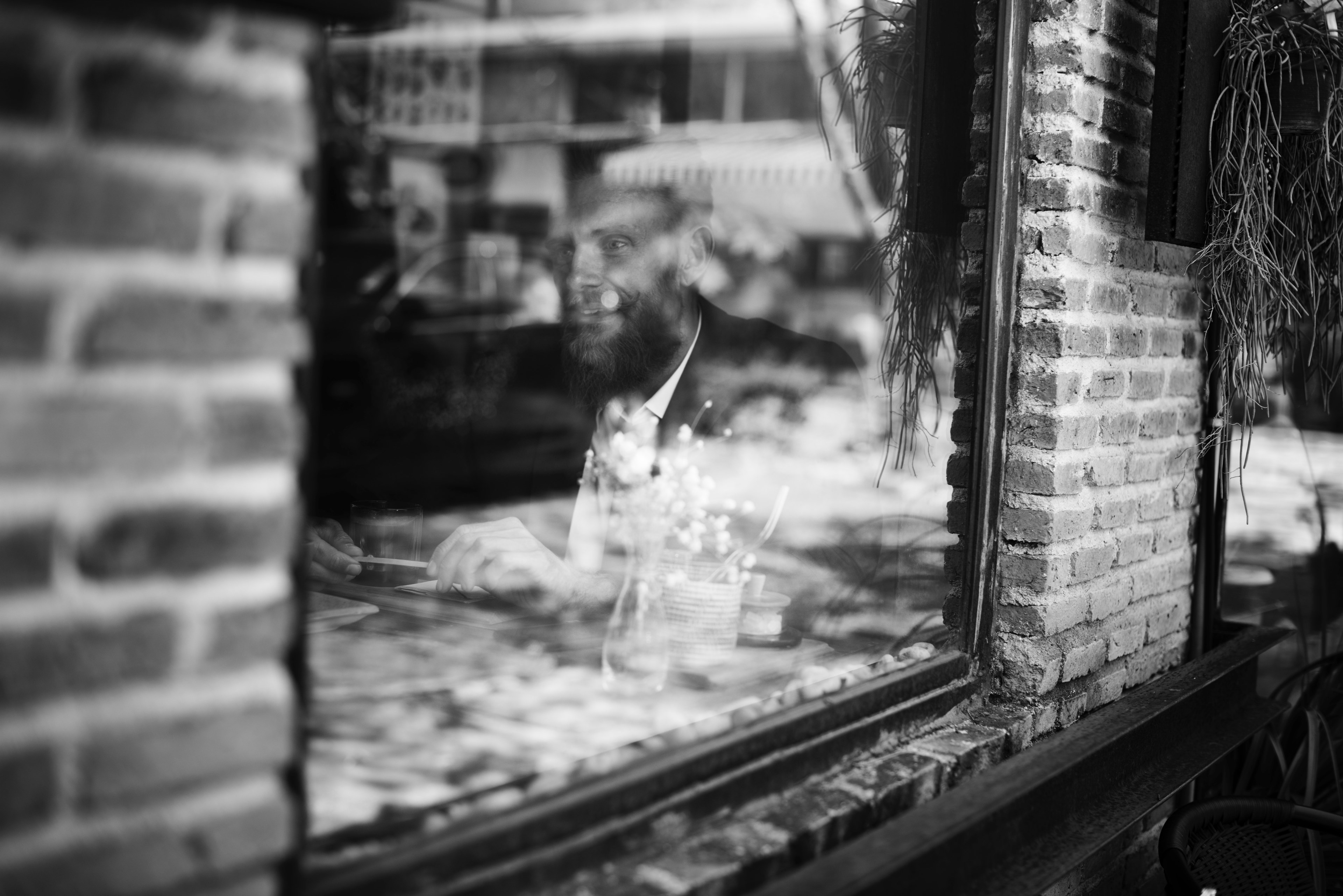 black and white shot of bearded hipster man in restaurant window with reflection, man restaurant reflection 4k, HD Wallpaper