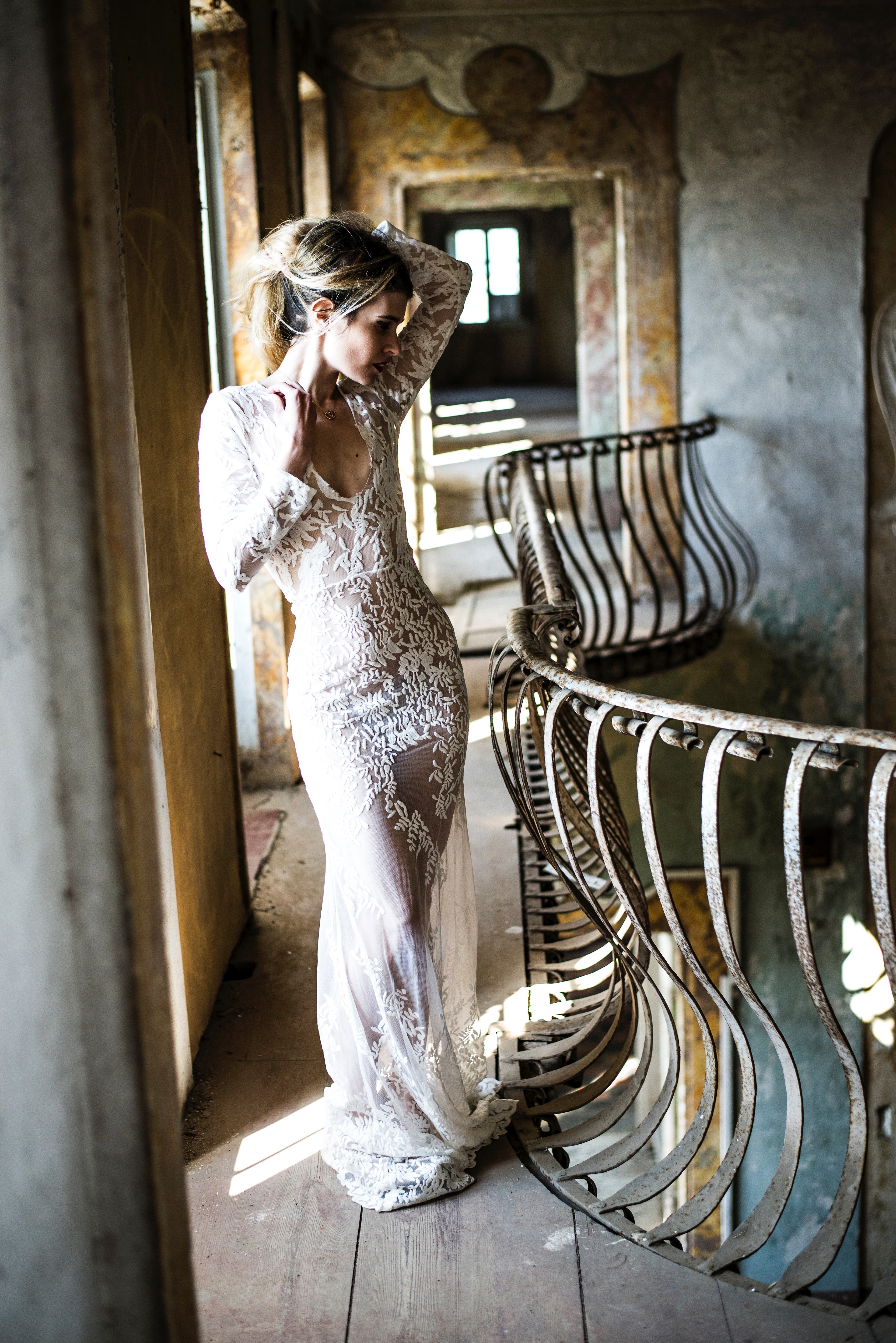 curvy bride poses with hair up ar curved railing, in white 4k, Phone HD Wallpaper