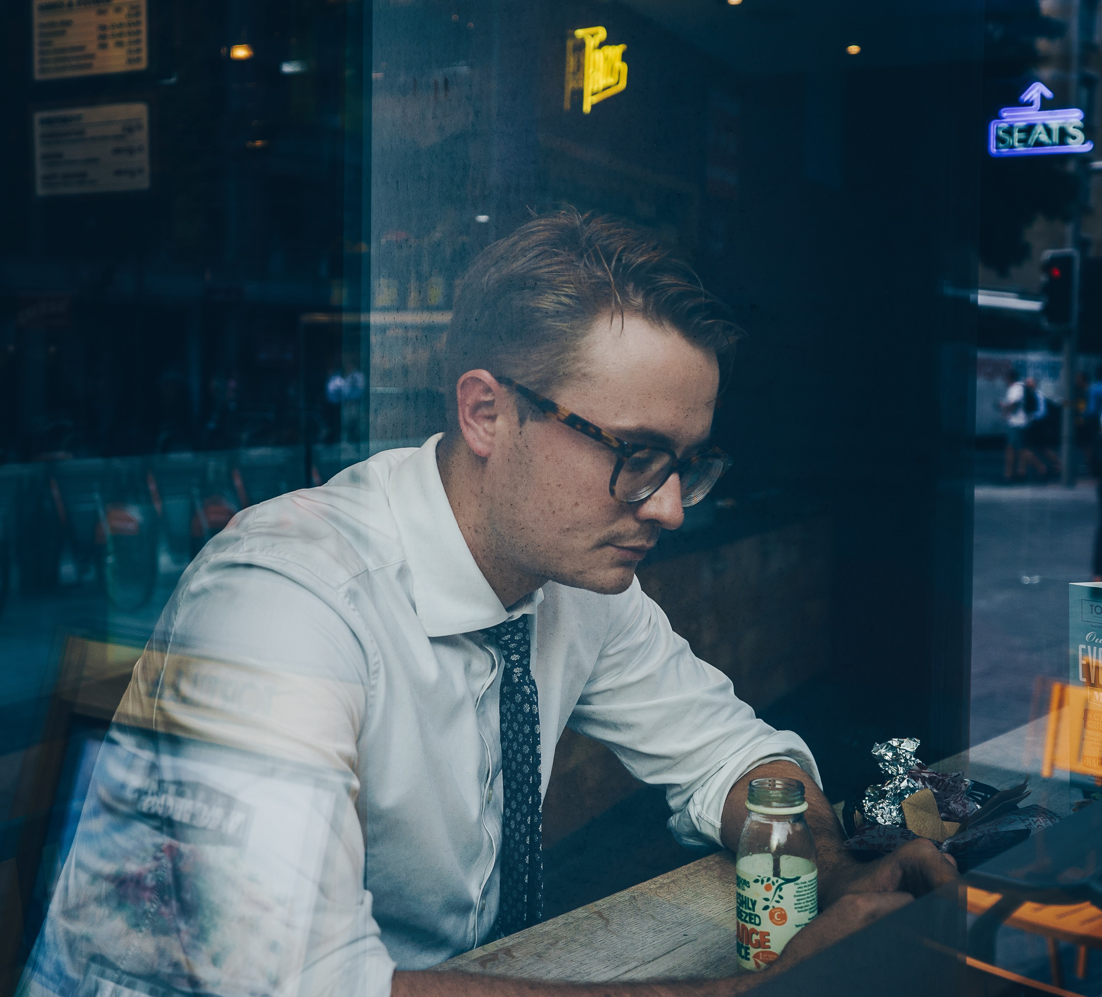 businessman sitting in a restaurant in london and looking at his phone, office worker at lunch 4k, HD Wallpaper