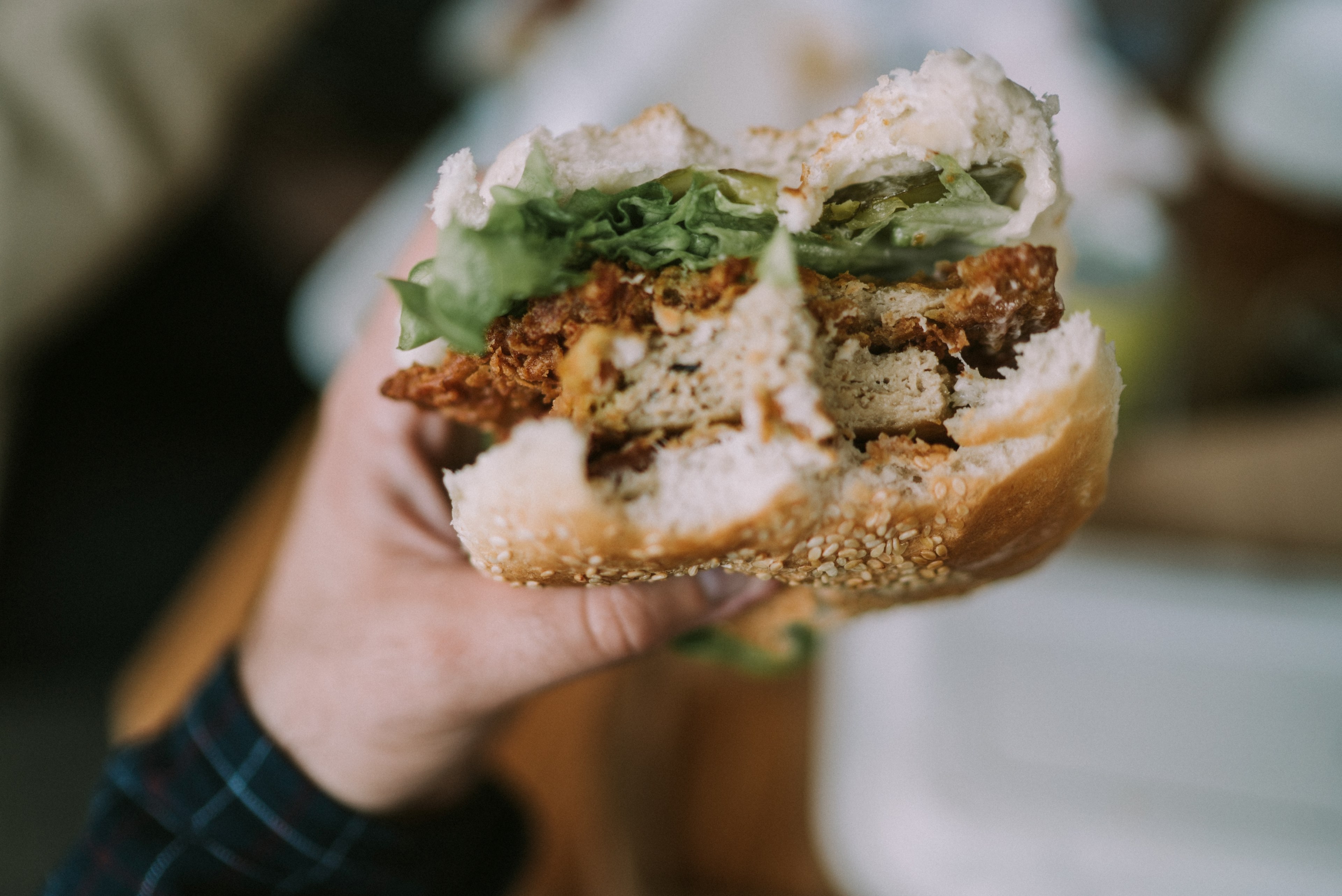 burger bite hand and holding 4k, HD Wallpaper