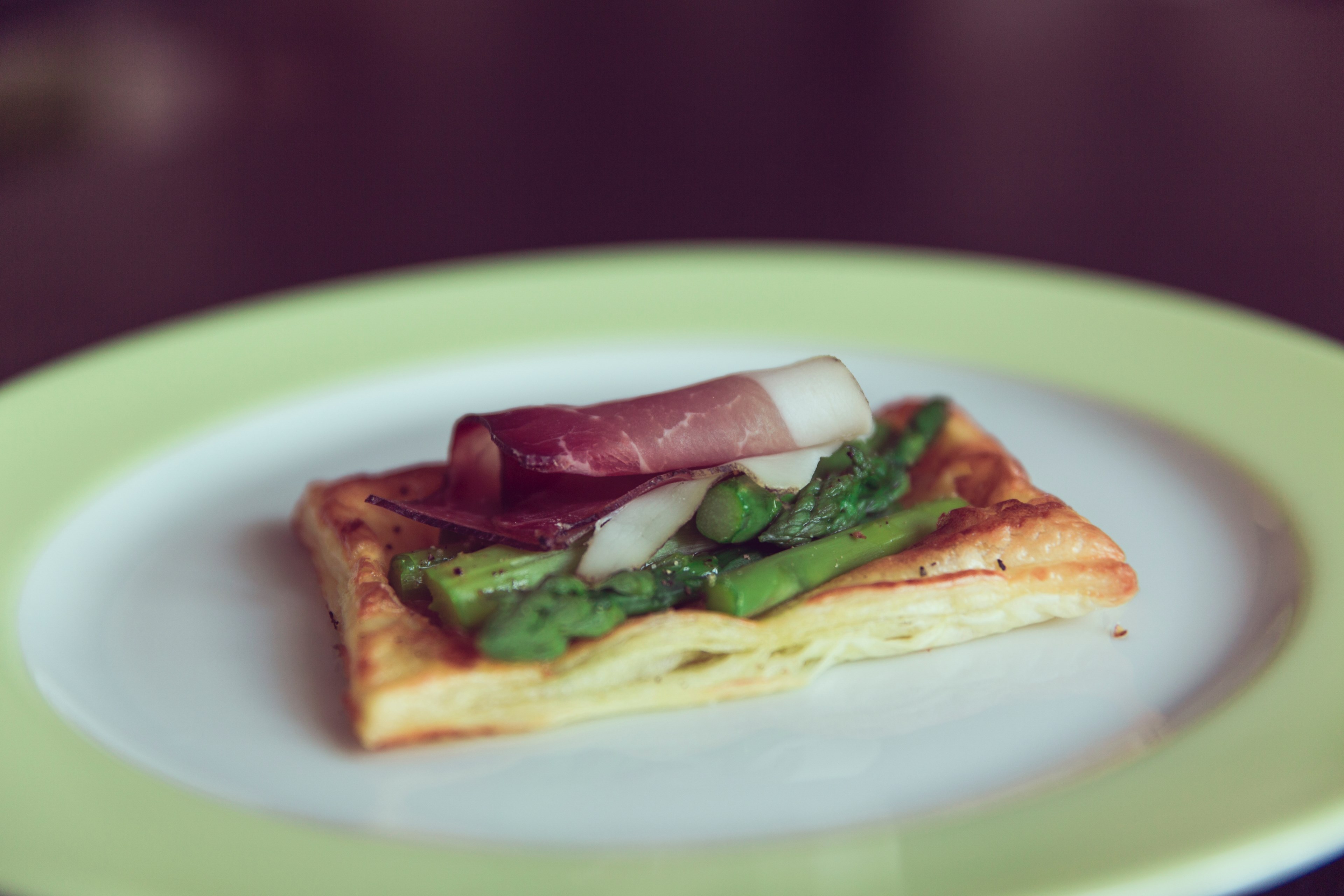 slice of pancetta and asparagus on a square of puff pastry laid on a clean white plate, pancetta and puff pastry 4k, HD Wallpaper