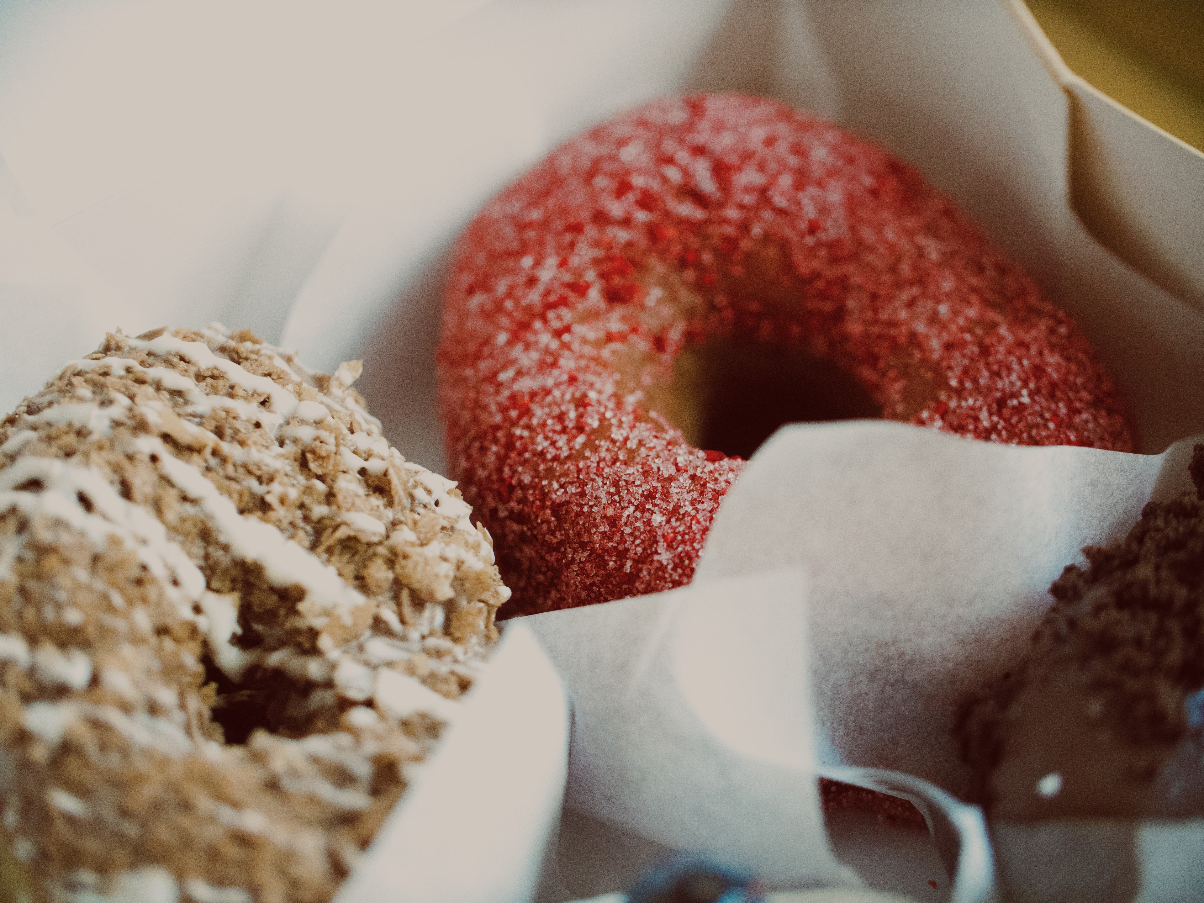 box of fresh donuts with sugar and frosting from a bakery, sugar lips 4k, HD Wallpaper