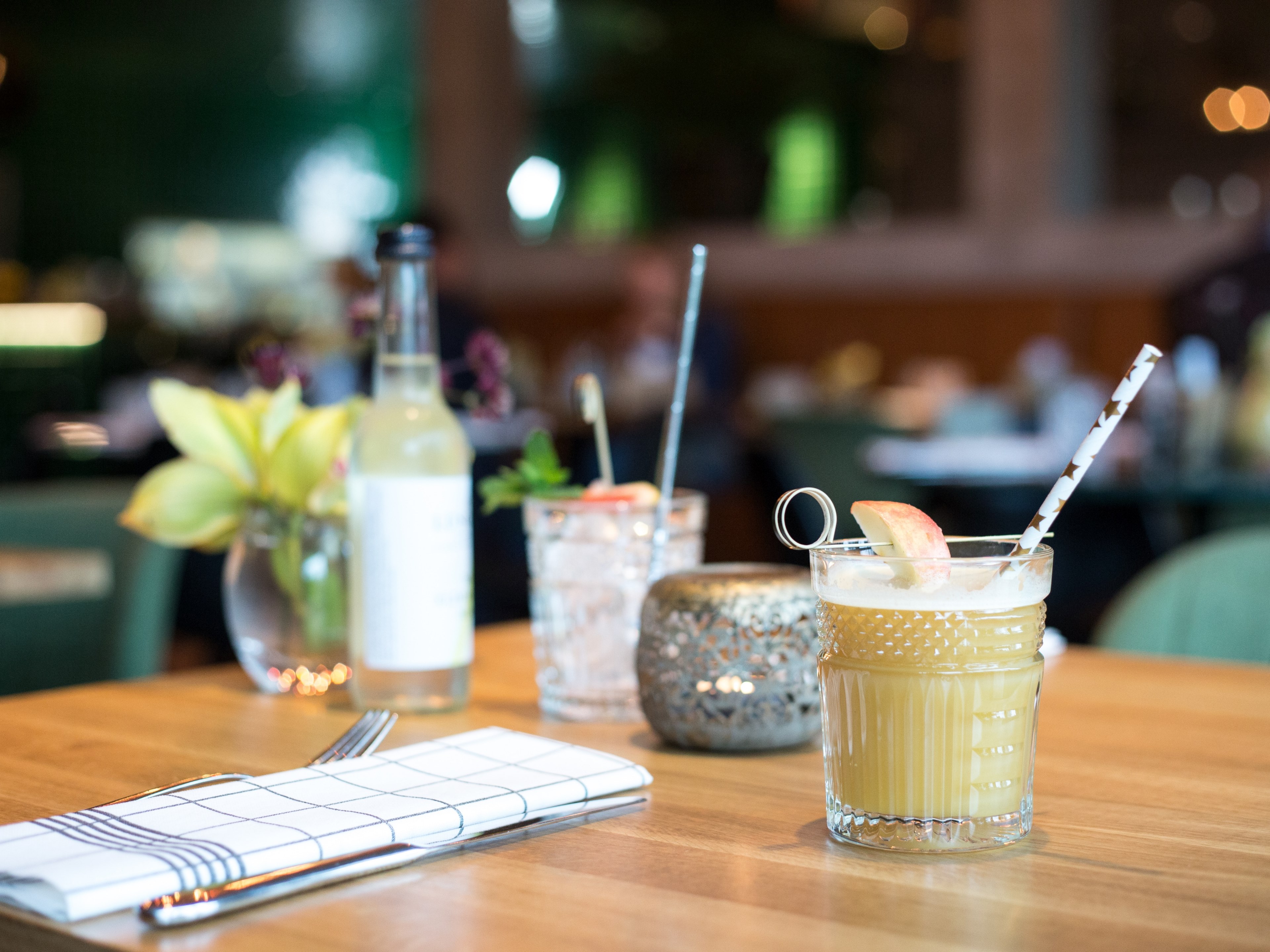 artisanal cocktail drink with apple at a trendy bar, interior of a restaurant 4k, HD Wallpaper