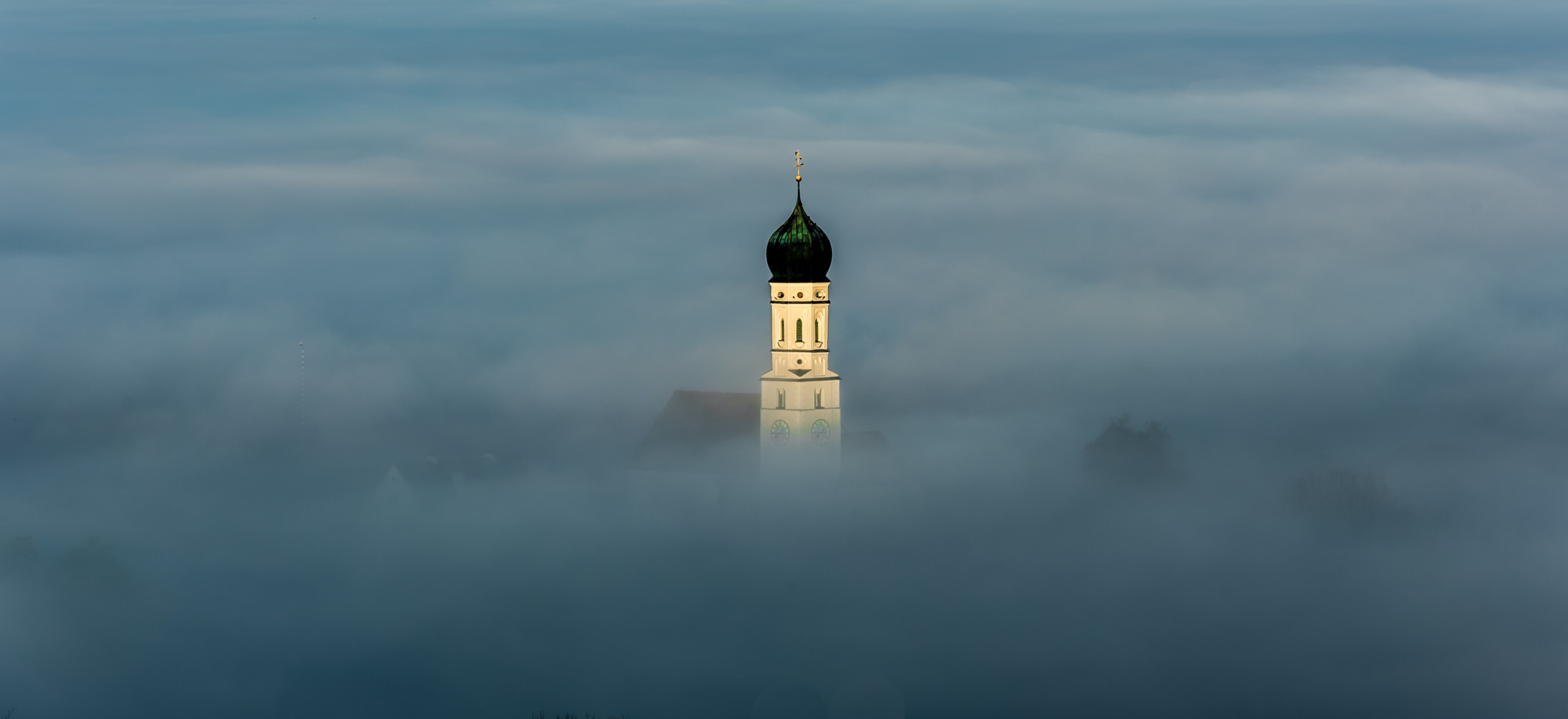 top of a historic building in bavaria breaks through the clouds, bavaria building in fog 4k, HD Wallpaper