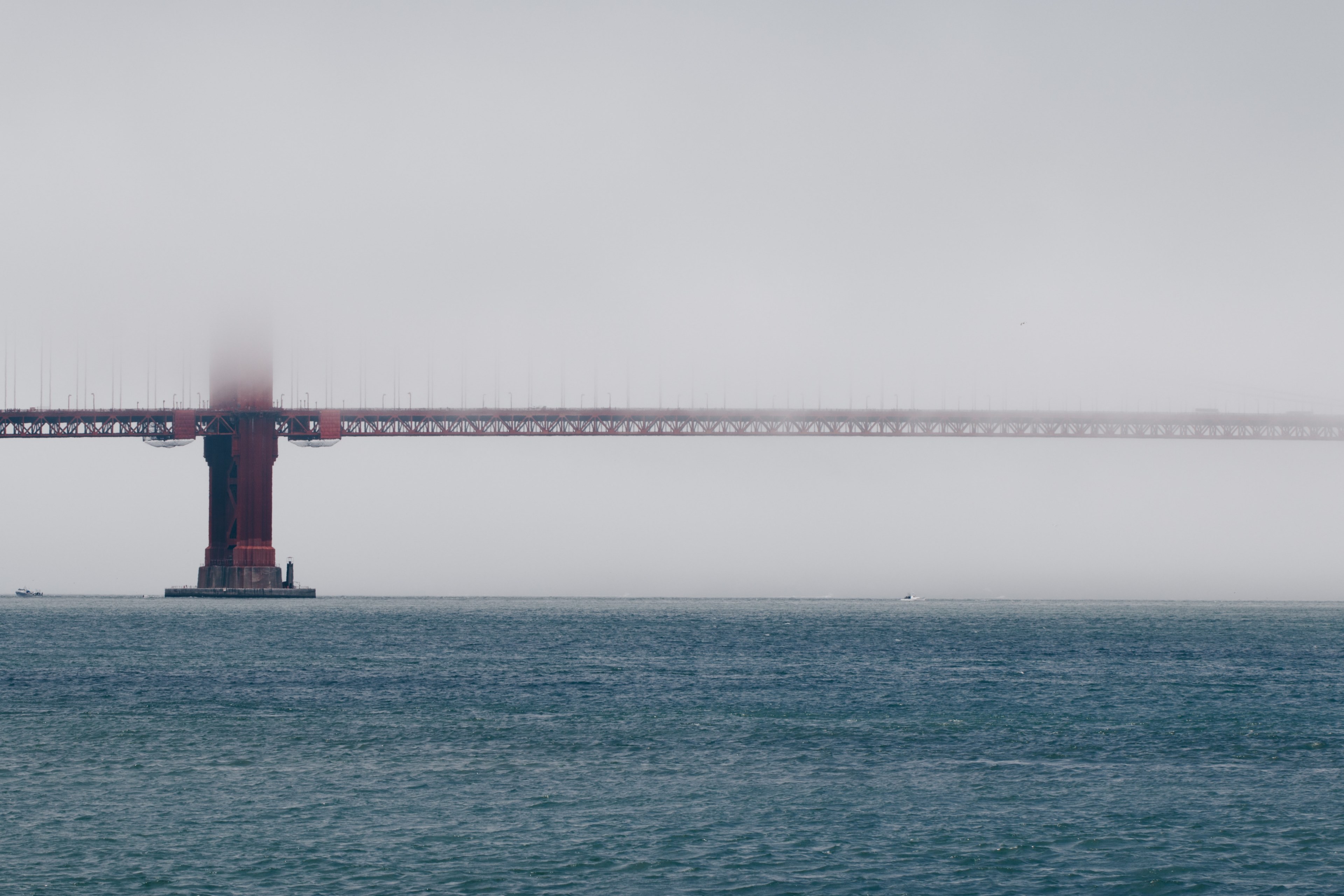 foggy view of golden gate bridge on moody morning by the water, foggy san francisco views 4k, HD Wallpaper