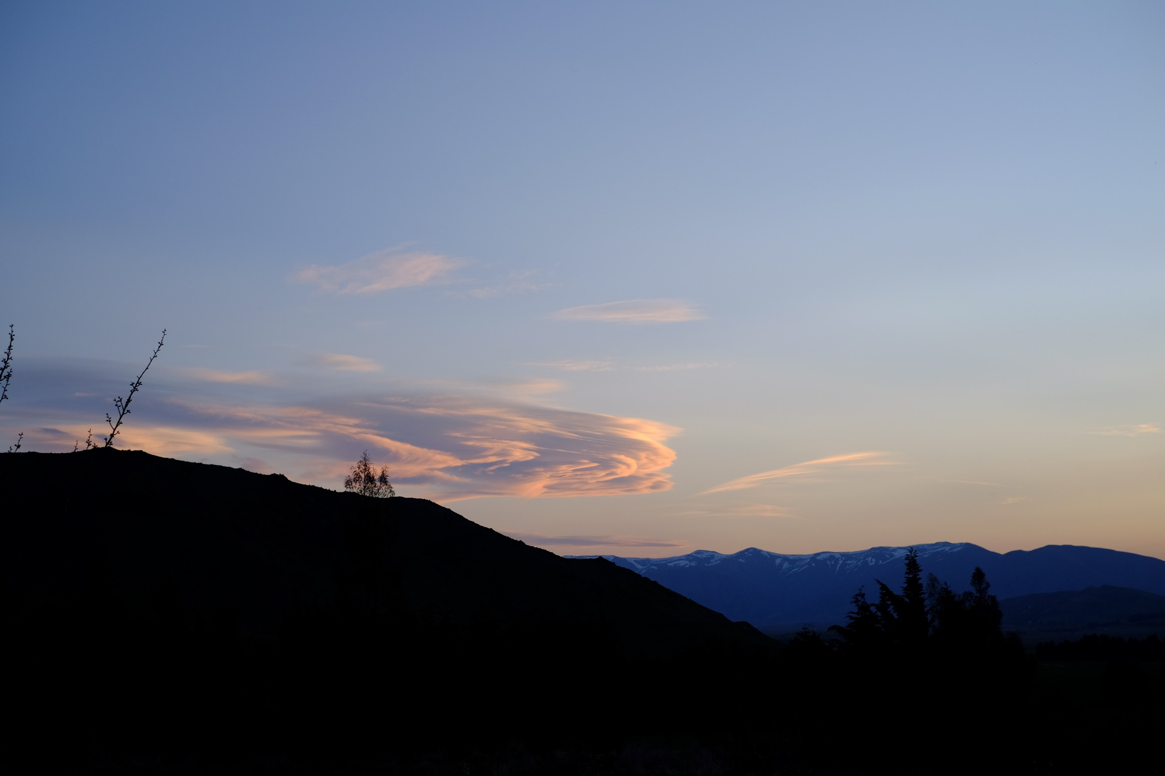 a silhouette of a mountain slope partly obscuring a tall mountain ridge on the horizon in the evening, evening in omarama 4k, HD Wallpaper