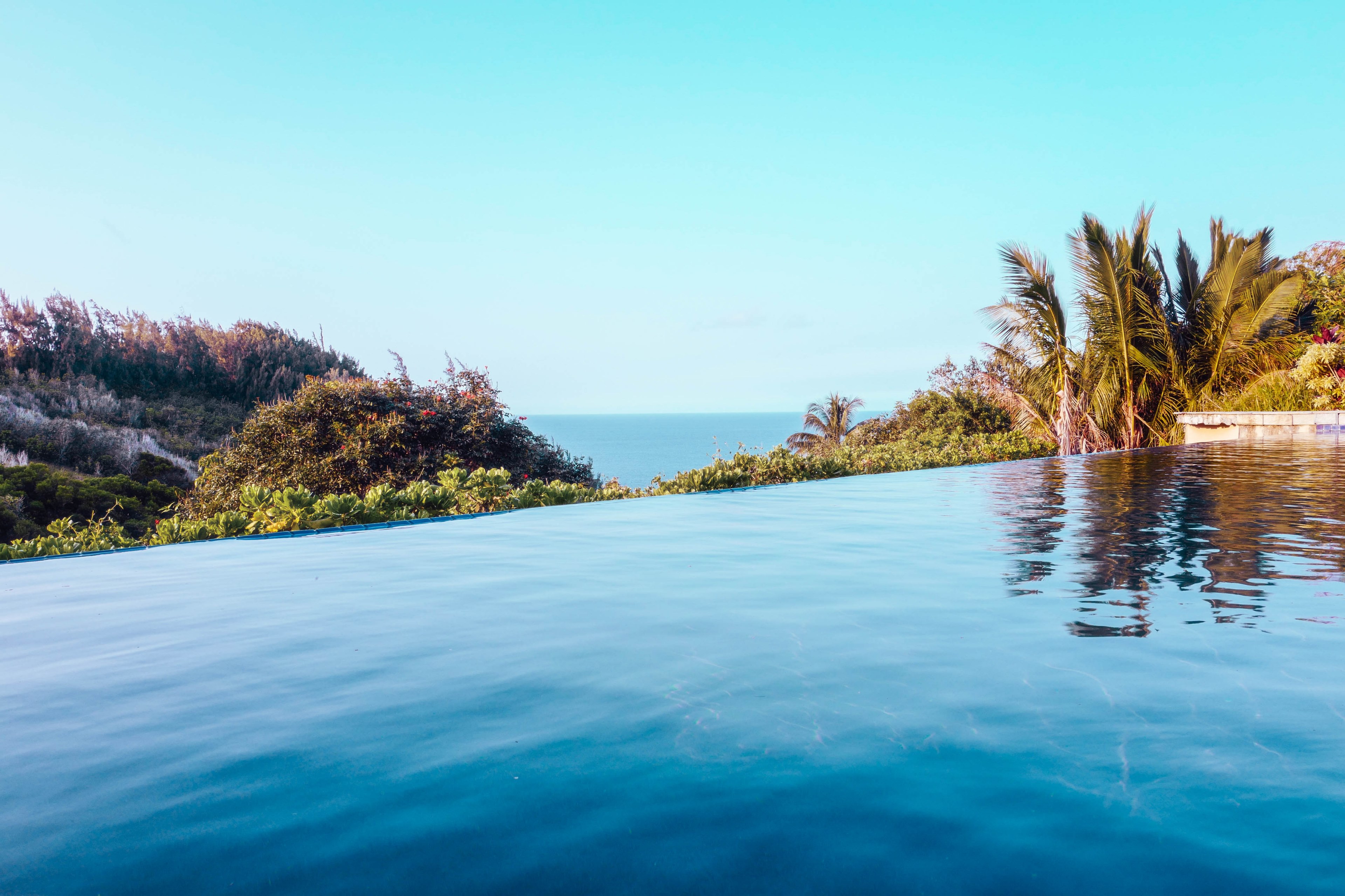 a pool in a tropical environment with a view on the vast ocean, highway to the ocean 4k, HD Wallpaper